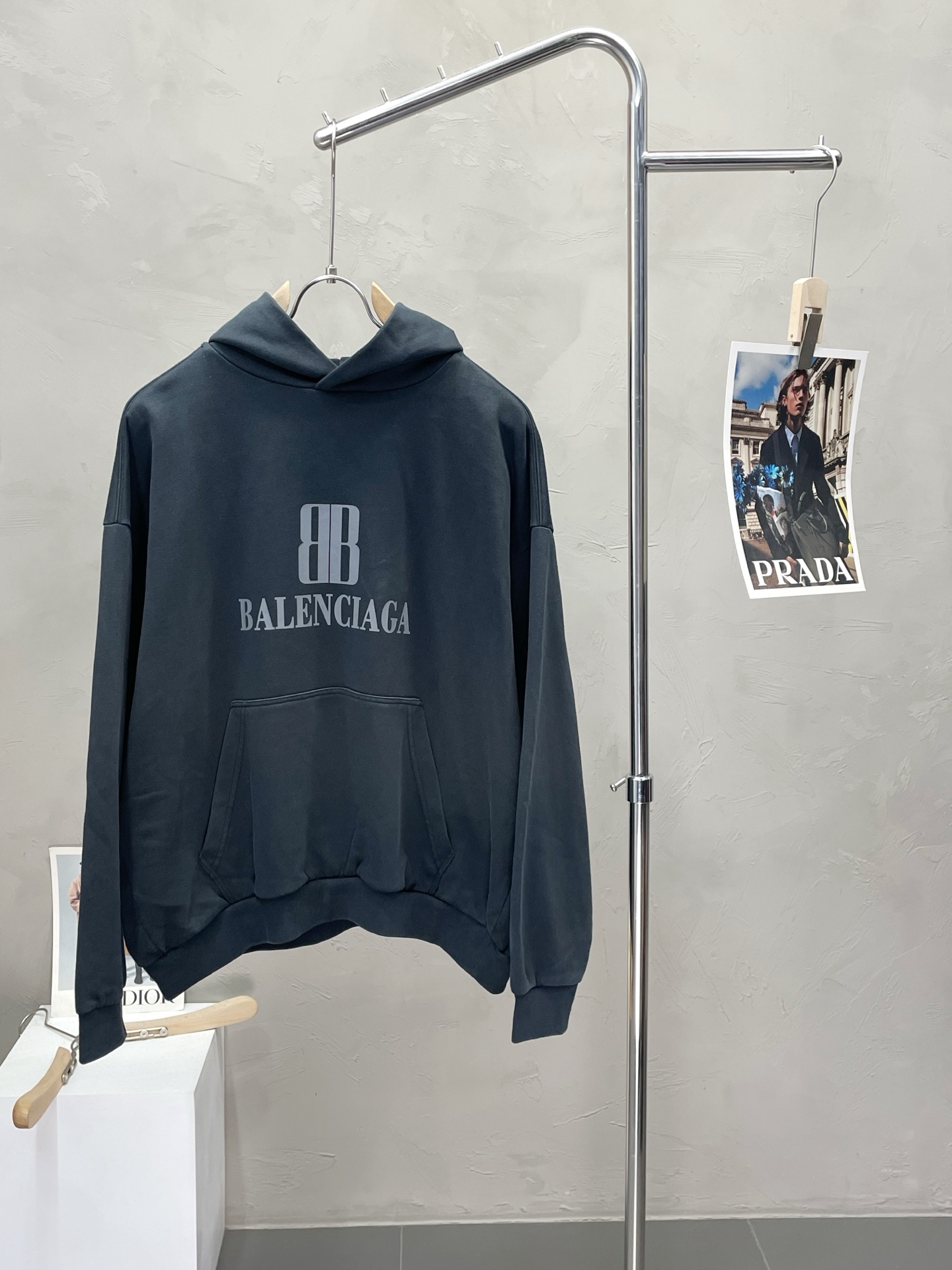 NO:471260,.Balenciaga exclusively offers the latest spring and autumn fashion hooded sweatshirts. Classic design and design with great appearance. The quality is even more unscrupulous. You can buy it directly. You can't get it wrong! Through detailed pictures, you can feel its powerful aura. The imported fabric has a significant effect in keeping warm, so you don’t have to worry about a little chill! It is both fashionable and functional, and the whole style looks more luxurious and elegant! Size S-XL, balenciaga, balenciaga, hoodie, sweatshirts, hats, alexander wang19860909.Balenciaga巴黎世家独家专供最新春秋时尚连帽卫衣 经典设计与颜值爆棚的设计 品质更是无法挑剔品控可以直接入手,不容过错的高端臻品！通过细节图片便可感受到它强悍的气场,进口面料 聚温保暖效果显著,完全不用担心会有一点寒意！时尚与功能性兼备,整款显得更加的奢华大气！ 尺码S-XL,,balenciaga,balenciaga,hoodie,sweatshirts,hats,alexander wang,Men's clothing