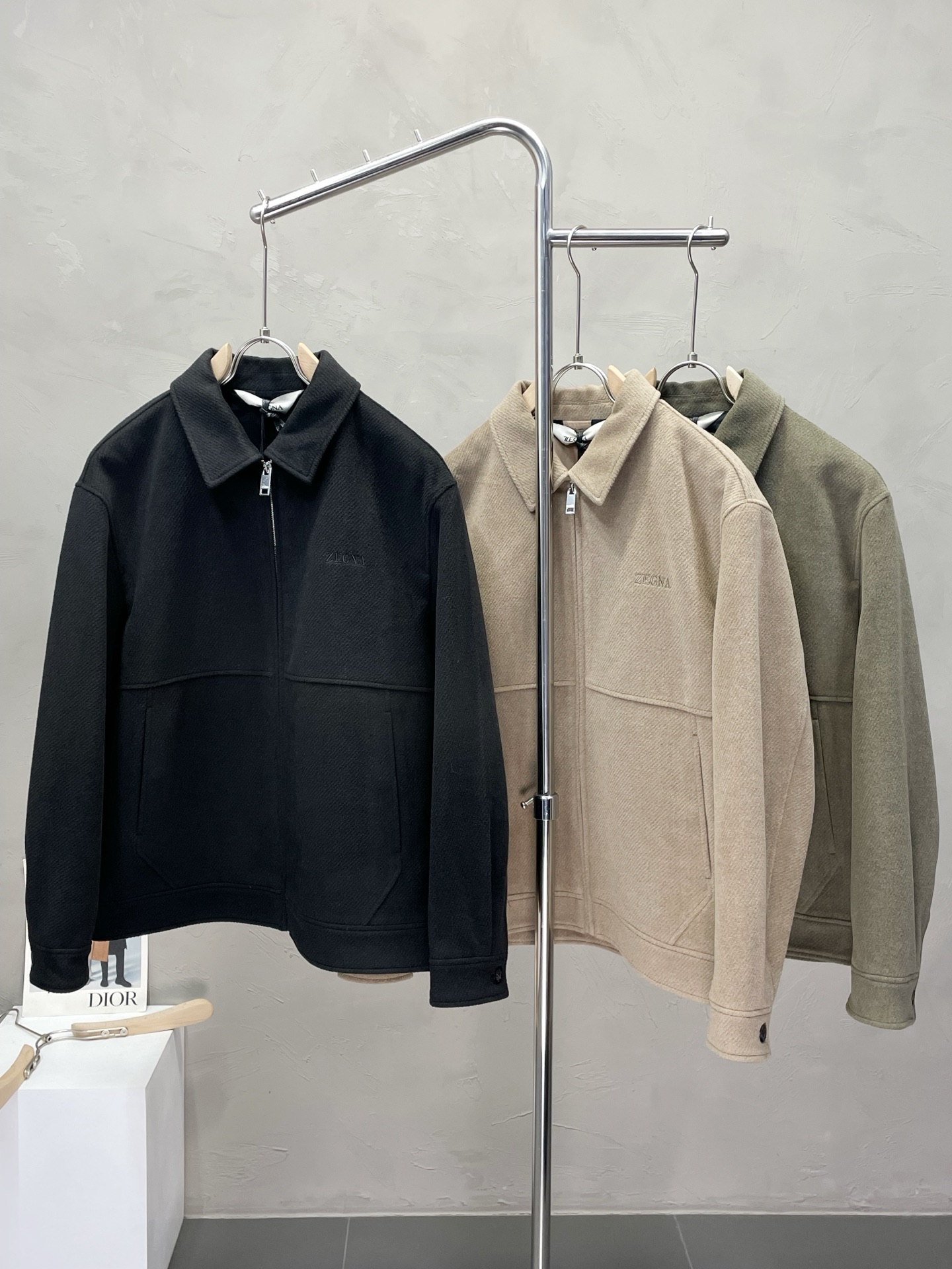 NO:507550,.ZEGNA exclusively offers the latest and fashionable autumn and winter jackets. A jacket with a classic design and appearance, the quality is even more difficult to pick and control. You can buy it directly, which is not to be mistaken for high-end products! Through the detailed pictures, you can feel its powerful aura, and the warm-concentration effect is significant, so you don’t have to worry about the chill at all! It is both fashionable and functional, and the whole style looks more luxurious and elegant! Size M-3XL, zegna, jackets & coats, jackets & coats, alexander wang19860909.ZEGNA杰尼亚独家专供最新时尚秋冬夹克. 经典设计感与颜值爆棚的外套,品质更是无法挑剔品控可以直接入手,不容过错的高端臻品！通过细节图片便可感受到它强悍的气场,聚温保暖效果显著,完全不用担心会有一点寒意！时尚与功能性兼备,整款显得更加的奢华大气！ 尺码M-3XL,,zegna,jackets & coats,jackets & coats,alexander wang,Men's clothing