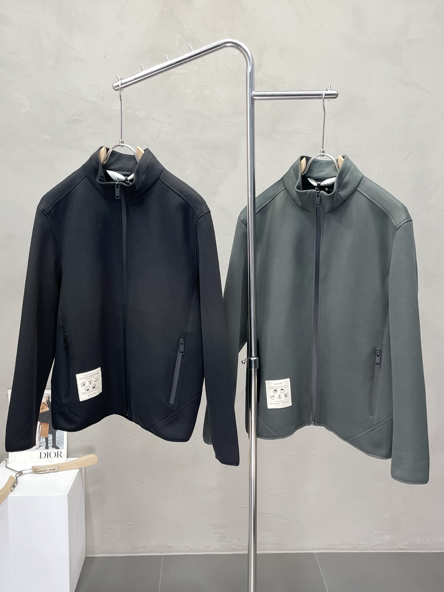 NO:509593,.ZEGNA exclusively offers the latest and fashionable autumn and winter jackets. A jacket with a classic design and appearance, the quality is even more difficult to pick and control. You can buy it directly, which is not to be mistaken for high-end products! Through the detailed pictures, you can feel its powerful aura, and the warm-concentration effect is significant, so you don’t have to worry about the chill at all! It is both fashionable and functional, and the whole style looks more luxurious and elegant! Size M-3XL, zegna, jackets & coats, jackets & coats, alexander wang19860909.ZEGNA杰尼亚独家专供最新时尚秋冬夹克. 经典设计感与颜值爆棚的外套,品质更是无法挑剔品控可以直接入手,不容过错的高端臻品！通过细节图片便可感受到它强悍的气场,聚温保暖效果显著,完全不用担心会有一点寒意！时尚与功能性兼备,整款显得更加的奢华大气！ 尺码M-3XL,,zegna,jackets & coats,jackets & coats,alexander wang,Men's clothing