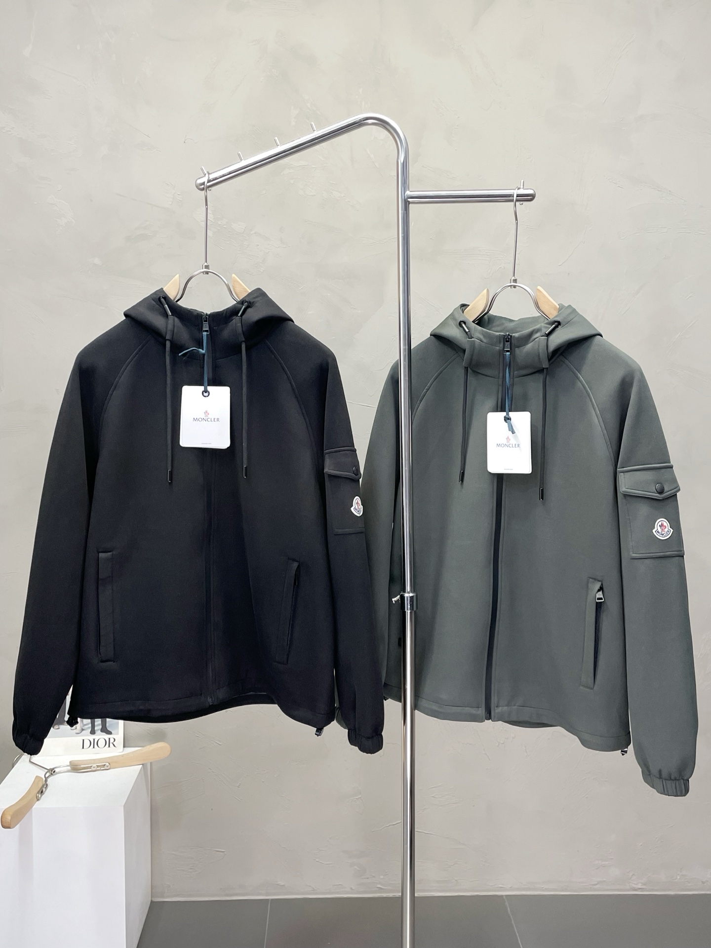 NO:509598,.Moncler's hooded exclusively for the latest and fashionable autumn and winter jackets. A jacket with a classic design and appearance, the quality is even more unscrupulous. You can buy it directly, which is not to be mistaken for high-end products! Through the detailed pictures, you can feel its powerful aura, and the warm-concentration effect is significant, so you don’t have to worry about the chill at all! It is both fashionable and functional, and the whole style looks more luxurious and elegant! Size M-3XL, Moncler, jackets & coats, jackets & coats, alexander wang19860909.Moncler蒙口独家专供最新时尚秋冬夹克. 经典设计感与颜值爆棚的外套,品质更是无法挑剔品控可以直接入手,不容过错的高端臻品！通过细节图片便可感受到它强悍的气场,聚温保暖效果显著,完全不用担心会有一点寒意！时尚与功能性兼备,整款显得更加的奢华大气！ 尺码M-3XL,,Moncler,jackets & coats,jackets & coats,alexander wang,Men's clothing