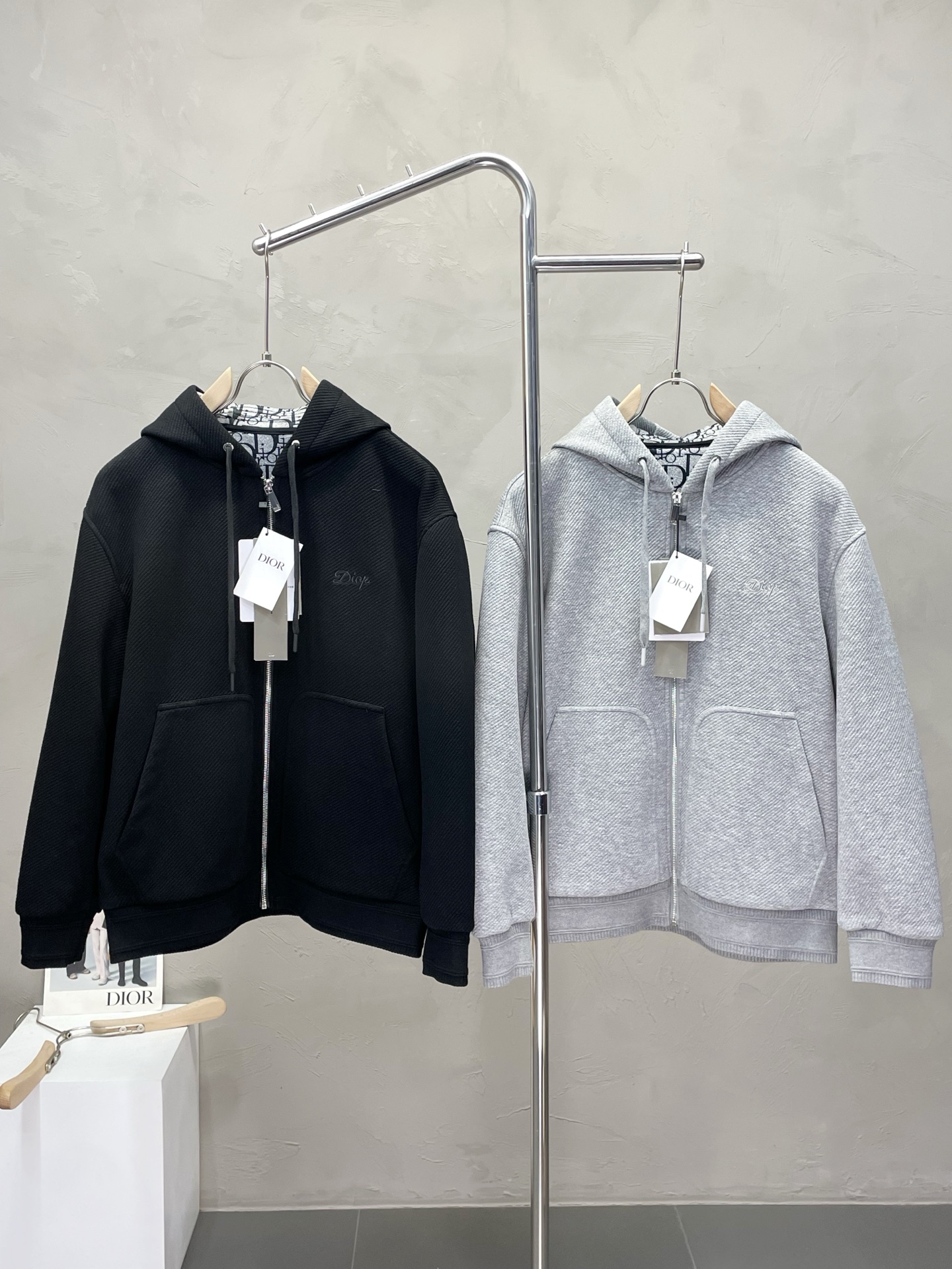 NO:509609,.Dior exclusively offers the latest fashionable autumn and winter jackets. A jacket with a classic design and great appearance, the quality is even more difficult to pick and control. You can buy it directly, which is not to be mistaken for high-end products! Through the detailed pictures, you can feel its powerful aura, and the warm-concentration effect is significant, so you don’t have to worry about the chill at all! It is both fashionable and functional, and the whole style looks more luxurious and elegant! Size M-3XL,,dior,dior,jackets & coats,jackets & coats,alexander wang19860909.Dior迪奥独家专供最新时尚秋冬夹克. 经典设计感与颜值爆棚的外套,品质更是无法挑剔品控可以直接入手,不容过错的高端臻品！通过细节图片便可感受到它强悍的气场,聚温保暖效果显著,完全不用担心会有一点寒意！时尚与功能性兼备,整款显得更加的奢华大气！ 尺码M-3XL,,dior,dior,jackets & coats,jackets & coats,alexander wang,Men's clothing