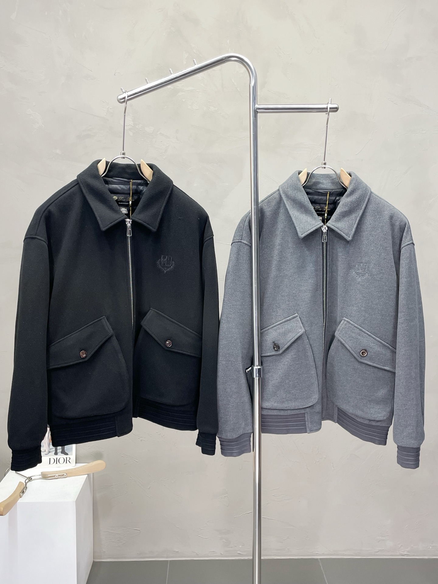 NO:509594,.Down jacket - LP-Loro Piana exclusively offers the latest and fashionable autumn and winter down jackets. A jacket with a classic design and appearance, the quality is even more unscrupulous. You can buy it directly, which is not to be mistaken for high-end products! Through the detailed pictures, you can feel its powerful aura, and the warm-concentration effect is significant, so you don’t have to worry about the chill at all! It is both fashionable and functional, and the whole style looks more luxurious and elegant! Size M-3XL, loro piana,loro piana,jackets & coats,down jacket,alexander wang19860909.羽绒服-LP-Loro Piana诺悠翩雅独家专供最新时尚秋冬羽绒外套. 经典设计感与颜值爆棚的外套,品质更是无法挑剔品控可以直接入手,不容过错的高端臻品！通过细节图片便可感受到它强悍的气场,聚温保暖效果显著,完全不用担心会有一点寒意！时尚与功能性兼备,整款显得更加的奢华大气！ 尺码M-3XL,,loro piana,loro piana,jackets & coats,down jacket,alexander wang,Men's clothing