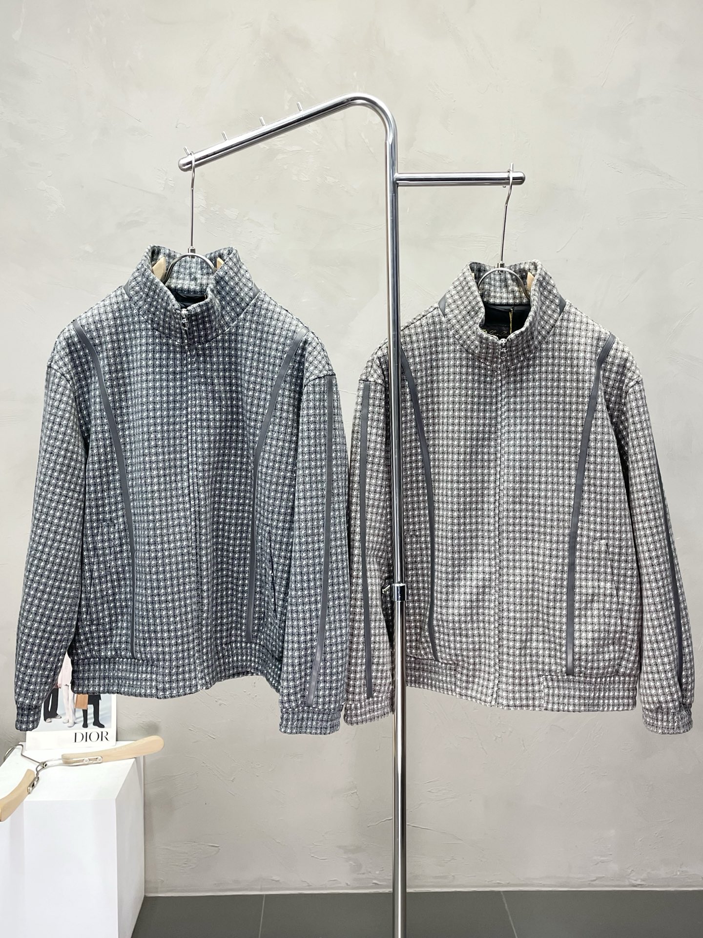 NO:509599,.Down jacket - LP-Loro Piana exclusively offers the latest and fashionable autumn and winter down jackets. A jacket with a classic design and appearance, the quality is even more unscrupulous. You can buy it directly, which is not to be mistaken for high-end products! Through the detailed pictures, you can feel its powerful aura, and the warm-concentration effect is significant, so you don’t have to worry about the chill at all! It is both fashionable and functional, and the whole style looks more luxurious and elegant! Size M-3XL, loro piana, loro piana, jackets & coats, down jacket, alexander wang19860909.羽绒服-LP-Loro Piana诺悠翩雅独家专供最新时尚秋冬羽绒外套. 经典设计感与颜值爆棚的外套,品质更是无法挑剔品控可以直接入手,不容过错的高端臻品！通过细节图片便可感受到它强悍的气场,聚温保暖效果显著,完全不用担心会有一点寒意！时尚与功能性兼备,整款显得更加的奢华大气！ 尺码M-3XL,,loro piana,loro piana,jackets & coats,down jacket,alexander wang,Men's clothing