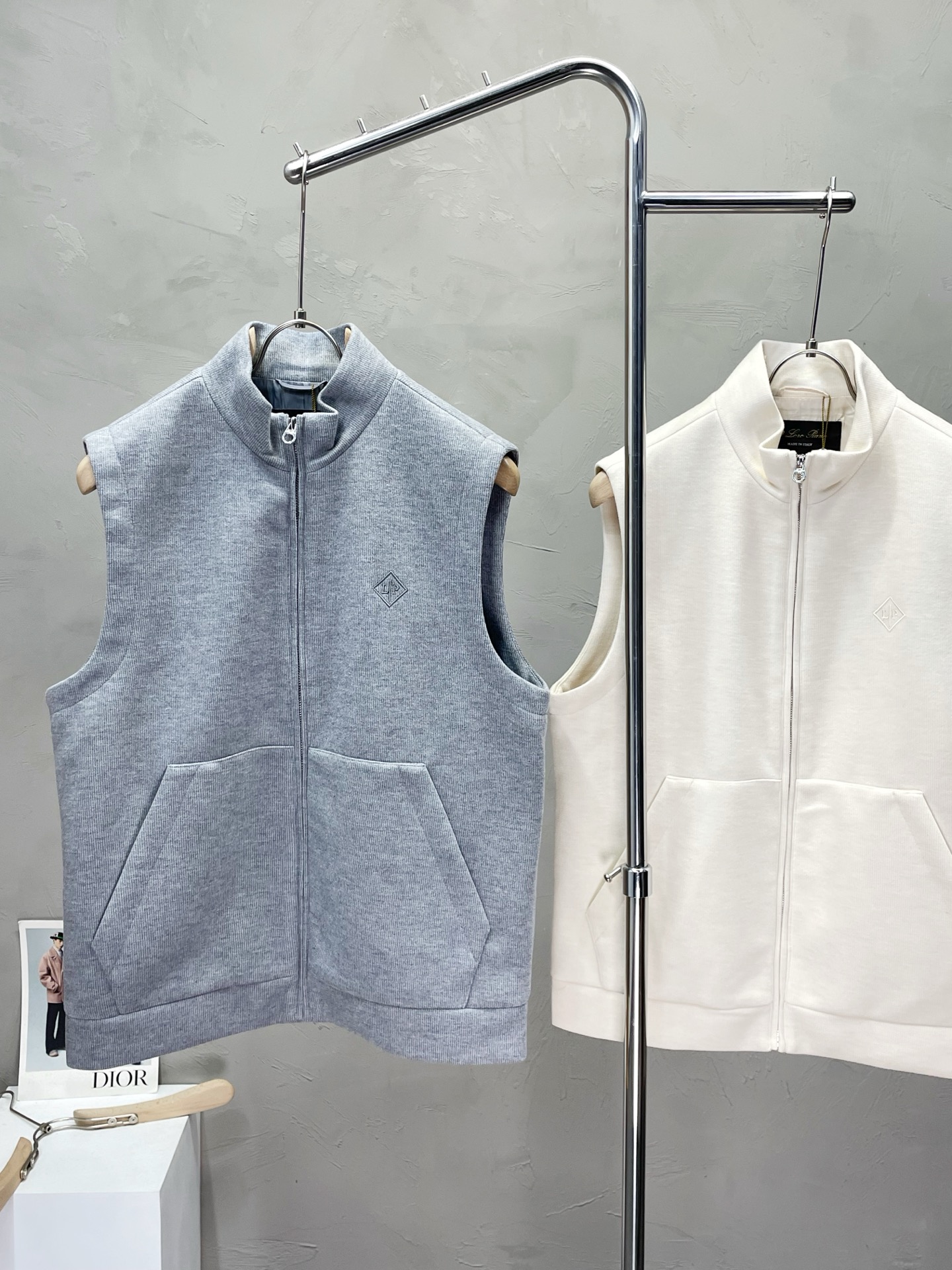 NO:520451,.LP-Loro Piana exclusively offers the latest and fashionable spring and autumn vests. A jacket with a classic design and appearance, the quality is even more unscrupulous. You can buy it directly, which is not to be mistaken for high-end products! Through the detailed pictures, you can feel its powerful aura, and the warm-concentration effect is significant, so you don’t have to worry about the chill at all! It is both fashionable and functional, and the whole style looks more luxurious and elegant! Size M-3XL, loro piana, loro piana, jackets & coats, alexander wang19860909.LP-Loro Piana诺悠翩雅独家专供最新时尚春秋马甲.经典设计感与颜值爆棚的外套,品质更是无法挑剔品控可以直接入手,不容过错的高端臻品！通过细节图片便可感受到它强悍的气场,聚温保暖效果显著,完全不用担心会有一点寒意！时尚与功能性兼备,整款显得更加的奢华大气！ 尺码M-3XL,,loro piana,loro piana,jackets & coats,alexander wang,Men's clothing