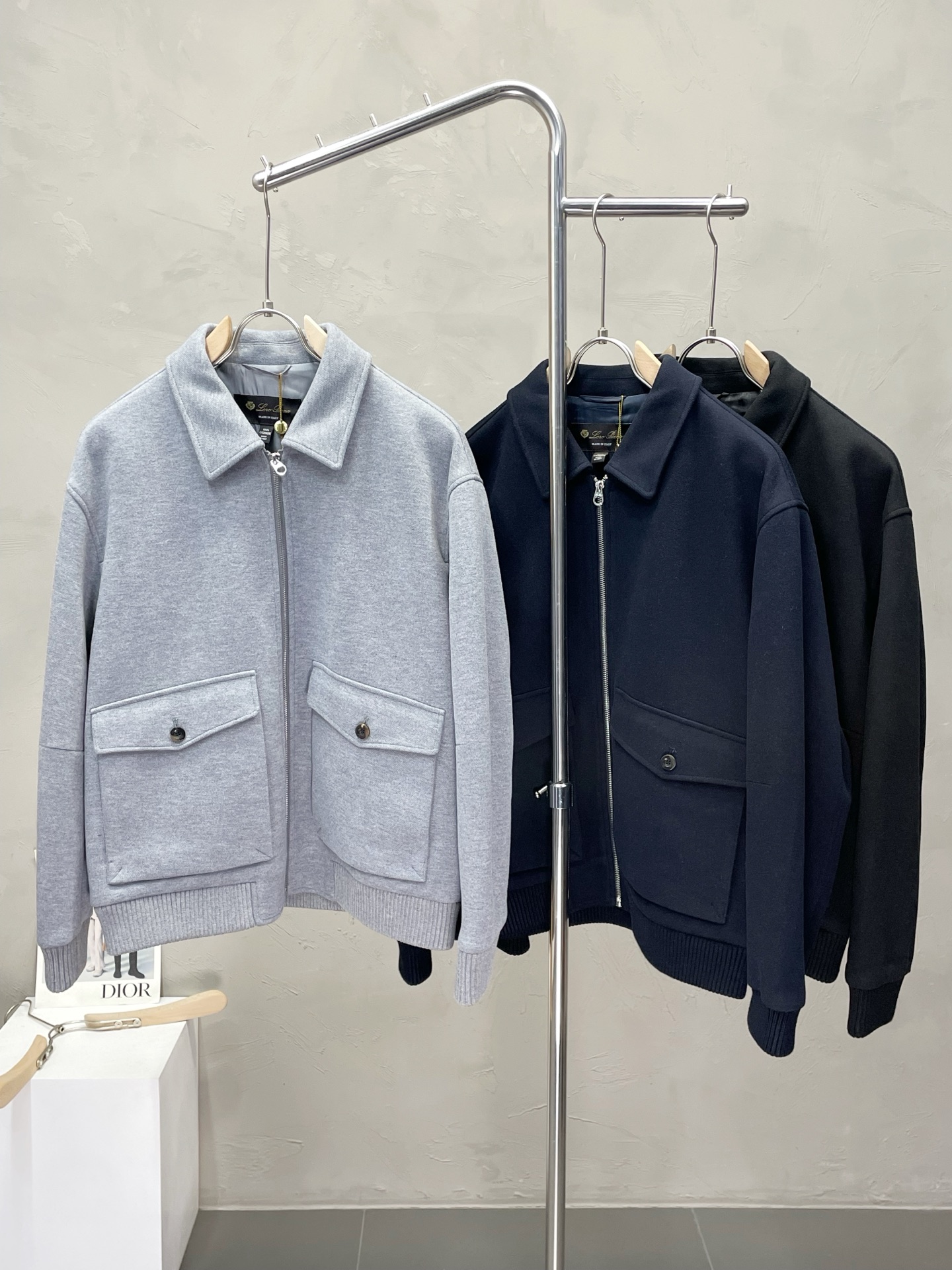 NO:520458,.LP-Loro Piana exclusively offers the latest fashionable autumn and winter jackets. A jacket with a classic design and appearance, the quality is even more unscrupulous. You can buy it directly, which is not to be mistaken for high-end products! Through the detailed pictures, you can feel its powerful aura, and the warm-concentration effect is significant, so you don’t have to worry about the chill at all! It is both fashionable and functional, and the whole style looks more luxurious and elegant! Size M-3XL, loro piana, loro piana, jackets & coats, alexander wang19860909.LP-Loro Piana诺悠翩雅独家专供最新时尚秋冬外套.经典设计感与颜值爆棚的外套,品质更是无法挑剔品控可以直接入手,不容过错的高端臻品！通过细节图片便可感受到它强悍的气场,聚温保暖效果显著,完全不用担心会有一点寒意！时尚与功能性兼备,整款显得更加的奢华大气！ 尺码M-3XL,,loro piana,loro piana,jackets & coats,alexander wang,Men's clothing