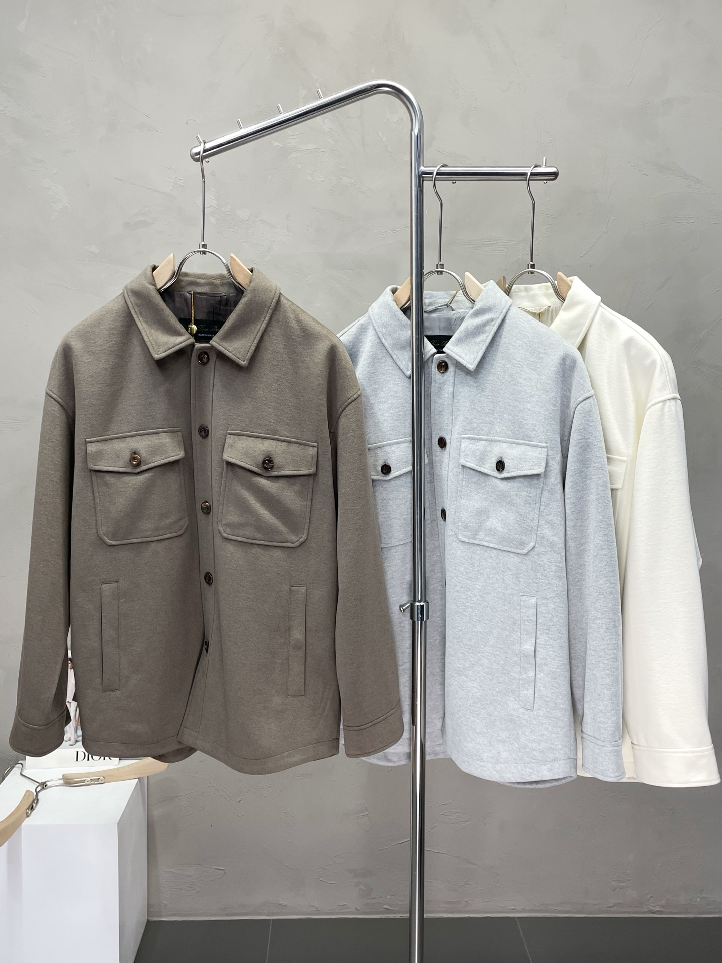 NO:473680,.LP-Loro Piana exclusively offers the latest fashionable autumn and winter jackets. A jacket with a classic design and appearance, the quality is even more unscrupulous. You can buy it directly, which is not to be mistaken for high-end products! Through the detailed pictures, you can feel its powerful aura, and the warm-concentration effect is significant, so you don’t have to worry about the chill at all! It is both fashionable and functional, and the whole style looks more luxurious and elegant! Size M-3XL, loro piana, loro piana, jackets & coats, alexander wang19860909.LP-Loro Piana诺悠翩雅独家专供最新时尚秋冬外套.经典设计感与颜值爆棚的外套,品质更是无法挑剔品控可以直接入手,不容过错的高端臻品！通过细节图片便可感受到它强悍的气场,聚温保暖效果显著,完全不用担心会有一点寒意！时尚与功能性兼备,整款显得更加的奢华大气！ 尺码M-3XL,,loro piana,loro piana,jackets & coats,alexander wang,Men's clothing