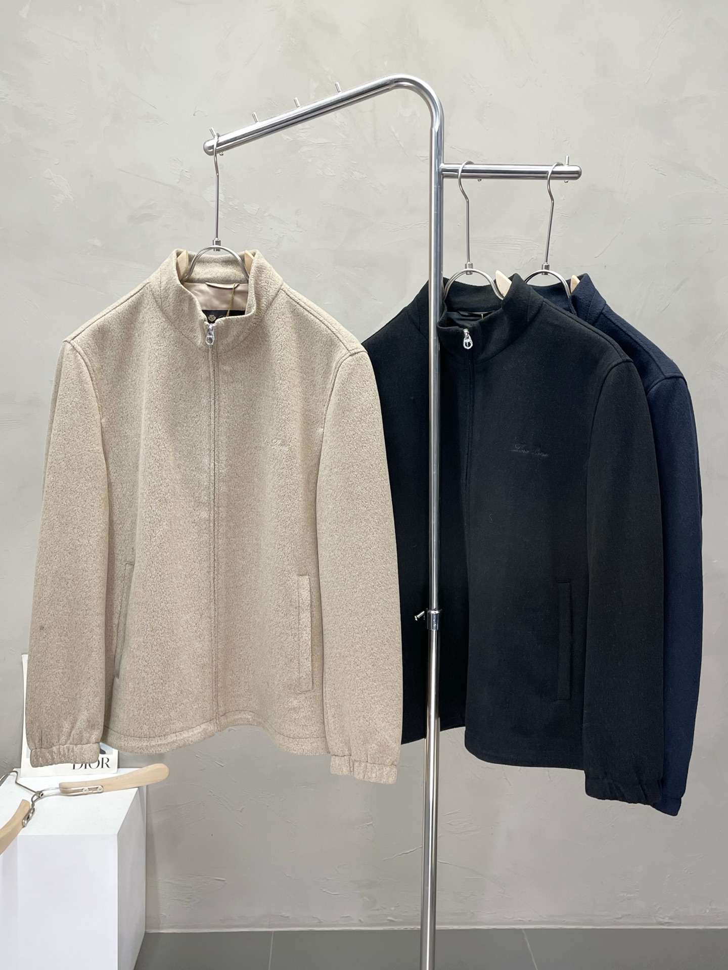 NO:488372,.LP-Loro Piana exclusively offers the latest fashionable autumn and winter jackets. A jacket with a classic design and appearance, the quality is even more unscrupulous. You can buy it directly, which is not to be mistaken for high-end products! Through the detailed pictures, you can feel its powerful aura, and the warm-concentration effect is significant, so you don’t have to worry about the chill at all! It is both fashionable and functional, and the whole style looks more luxurious and elegant! Size M-3XL, loro piana, loro piana, jackets & coats, alexander wang19860909.LP-Loro Piana诺悠翩雅独家专供最新时尚秋冬外套.经典设计感与颜值爆棚的外套,品质更是无法挑剔品控可以直接入手,不容过错的高端臻品！通过细节图片便可感受到它强悍的气场,聚温保暖效果显著,完全不用担心会有一点寒意！时尚与功能性兼备,整款显得更加的奢华大气！ 尺码M-3XL,,loro piana,loro piana,jackets & coats,alexander wang,Men's clothing