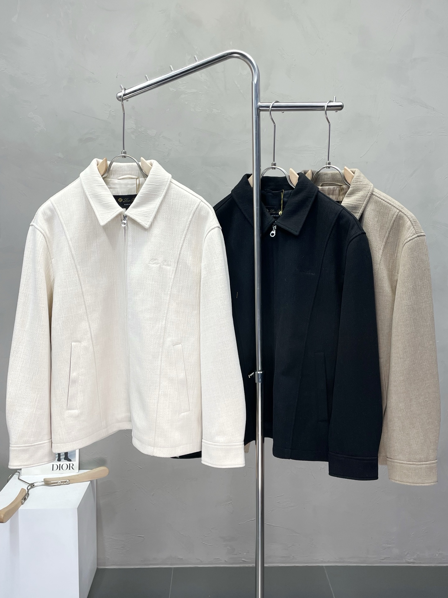 NO:473726,.LP-Loro Piana exclusively offers the latest fashionable autumn and winter jackets. A jacket with a classic design and appearance, the quality is even more unscrupulous. You can buy it directly, which is not to be mistaken for high-end products! Through the detailed pictures, you can feel its powerful aura, and the warm-concentration effect is significant, so you don’t have to worry about the chill at all! It is both fashionable and functional, and the whole style looks more luxurious and elegant! Size M-3XL, loro piana, loro piana, jackets & coats, alexander wang19860909.LP-Loro Piana诺悠翩雅独家专供最新时尚秋冬外套.经典设计感与颜值爆棚的外套,品质更是无法挑剔品控可以直接入手,不容过错的高端臻品！通过细节图片便可感受到它强悍的气场,聚温保暖效果显著,完全不用担心会有一点寒意！时尚与功能性兼备,整款显得更加的奢华大气！ 尺码M-3XL,,loro piana,loro piana,jackets & coats,alexander wang,Men's clothing