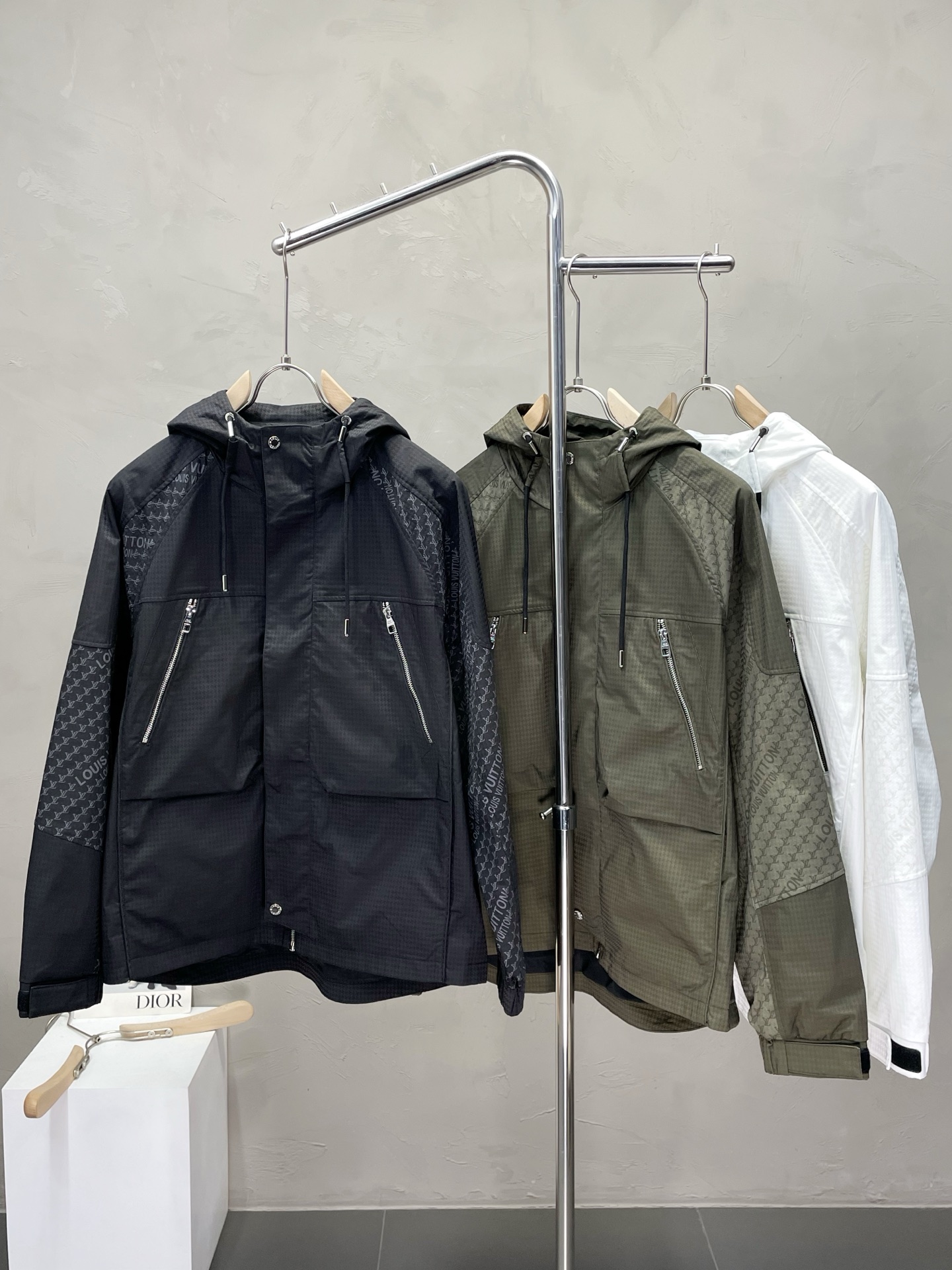 NO:488319,.Louis Vuitton exclusively offers the latest fashionable autumn and winter jackets. A jacket with a classic design and appearance, the quality is even more unscrupulous. You can buy it directly, which is not to be mistaken for high-end products! Through the detailed pictures, you can feel its powerful aura, and the warm-concentration effect is significant, so you don’t have to worry about the chill at all! It is both fashionable and functional, and the whole style looks more luxurious and elegant! Size M-3XL, louis vuitton,louis vuitton,jackets & coats,alexander wang19860909.Louis Vuitton路易威登独家专供最新时尚秋冬外套.经典设计感与颜值爆棚的外套,品质更是无法挑剔品控可以直接入手,不容过错的高端臻品！通过细节图片便可感受到它强悍的气场,聚温保暖效果显著,完全不用担心会有一点寒意！时尚与功能性兼备,整款显得更加的奢华大气！ 尺码M-3XL,,louis vuitton,louis vuitton,jackets & coats,alexander wang,Men's clothing