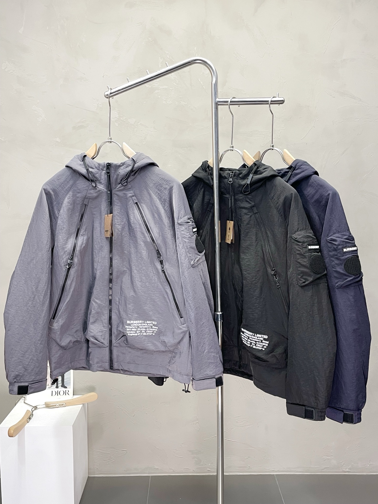 NO:473733,.Burberry exclusively offers the latest fashionable autumn and winter jackets. A jacket with a classic design and appearance, and the quality is even more unscrupulous. You can buy it directly. You can't get it wrong! Through the detailed pictures, you can feel its powerful aura, and the warm-concentration effect is significant, so you don’t have to worry about the chill at all! It is both fashionable and functional, and the whole style looks more luxurious and elegant! Size M-3XL, burberry, burberry, jackets & coats, alexander wang19860909.Burberry巴宝莉独家专供最新时尚秋冬外套.经典设计感与颜值爆棚的外套,品质更是无法挑剔品控可以直接入手,不容过错的高端臻品！通过细节图片便可感受到它强悍的气场,聚温保暖效果显著,完全不用担心会有一点寒意！时尚与功能性兼备,整款显得更加的奢华大气！ 尺码M-3XL,,burberry,burberry,jackets & coats,alexander wang,Men's clothing