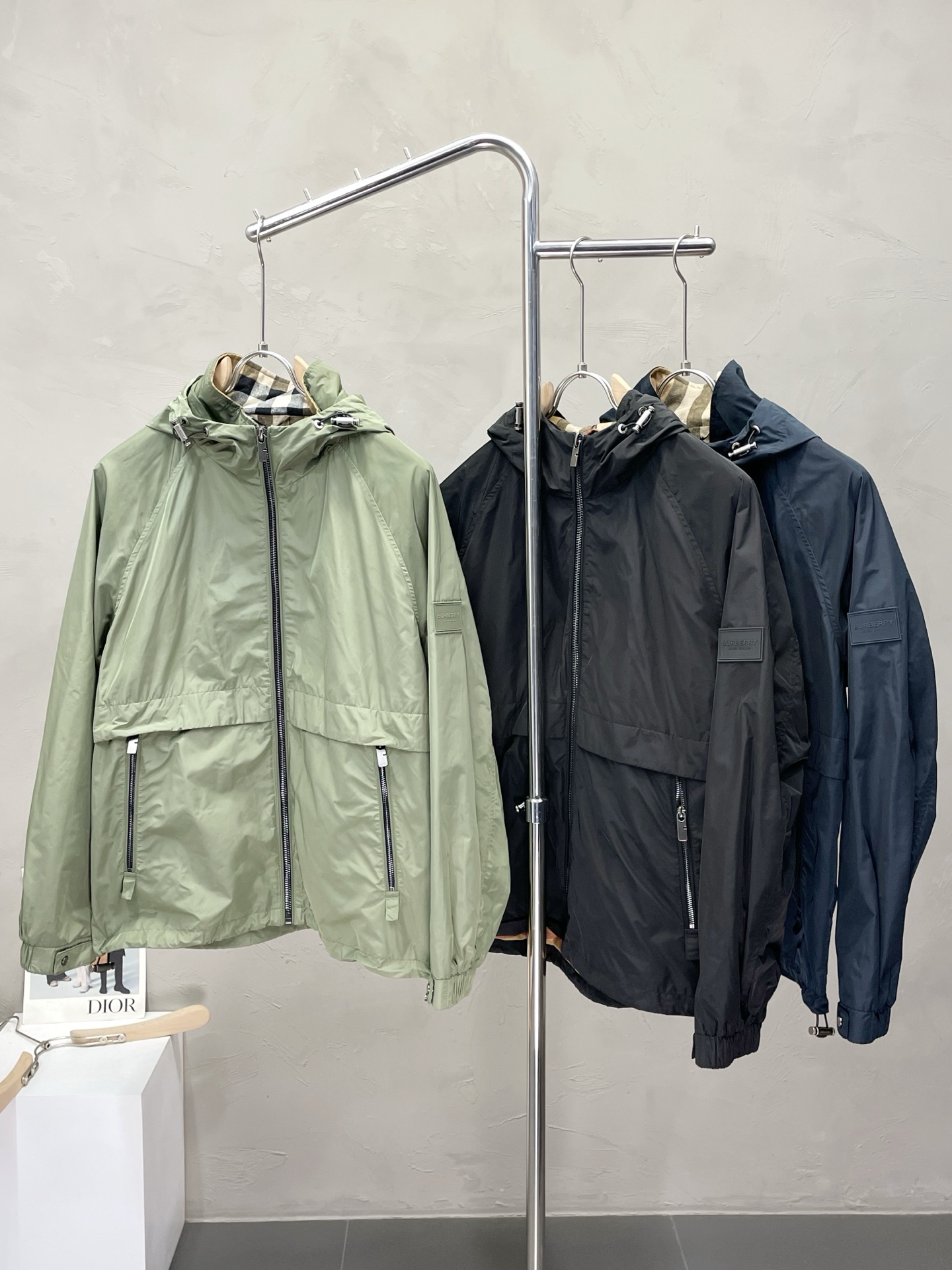 NO:488335,.Burberry exclusively offers the latest fashionable autumn and winter jackets. A jacket with a classic design and appearance, and the quality is even more unscrupulous. You can buy it directly. You can't get it wrong! Through the detailed pictures, you can feel its powerful aura, and the warm-concentration effect is significant, so you don’t have to worry about the chill at all! It is both fashionable and functional, and the whole style looks more luxurious and elegant! Size M-3XL, burberry, burberry, jackets & coats, alexander wang19860909.Burberry巴宝莉独家专供最新时尚秋冬外套.经典设计感与颜值爆棚的外套,品质更是无法挑剔品控可以直接入手,不容过错的高端臻品！通过细节图片便可感受到它强悍的气场,聚温保暖效果显著,完全不用担心会有一点寒意！时尚与功能性兼备,整款显得更加的奢华大气！ 尺码M-3XL,,burberry,burberry,jackets & coats,alexander wang,Men's clothing