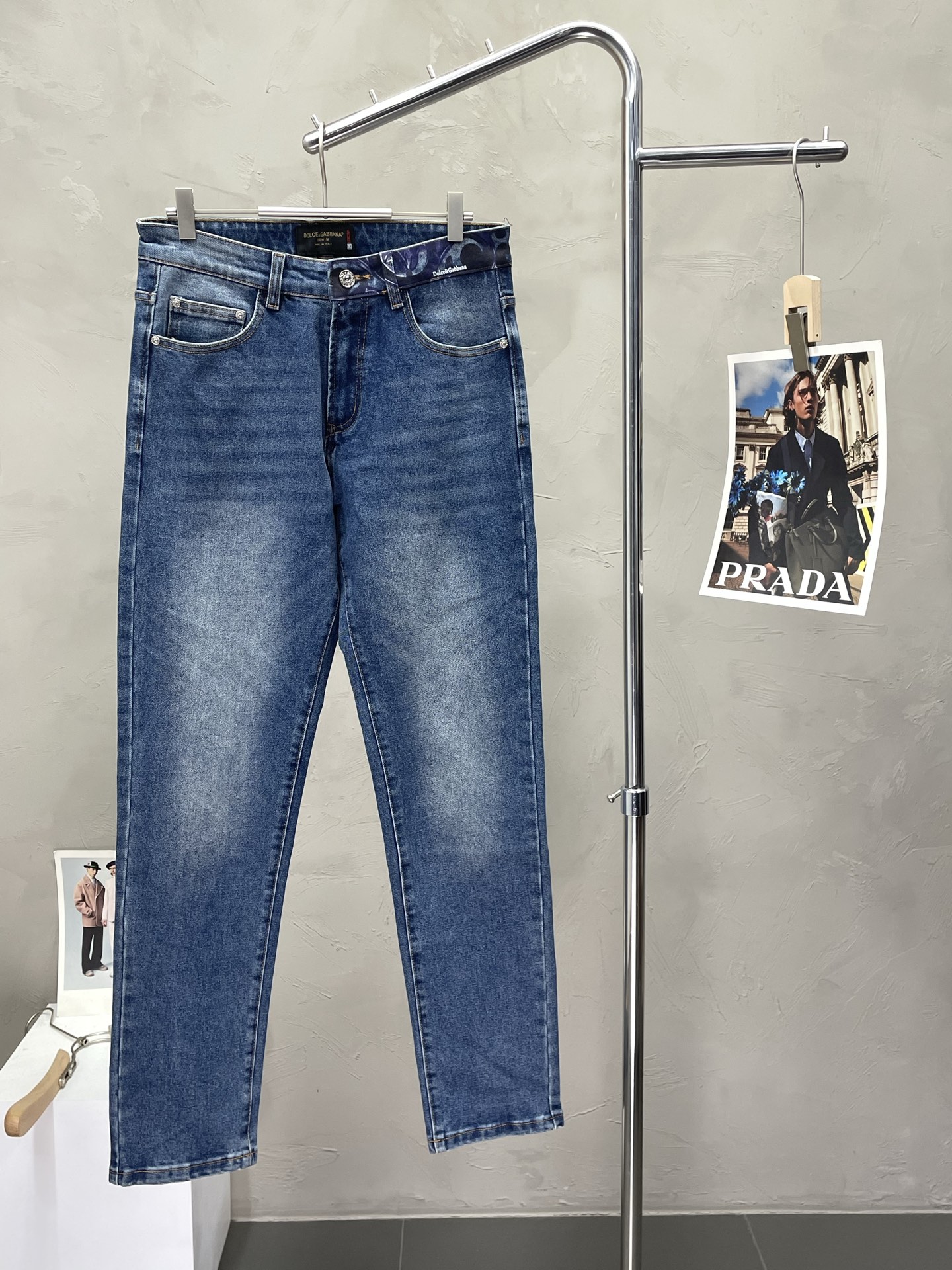 NO:473645,.Dolce & Gabbana exclusively offers the new autumn and winter jeans high-end version!  Customized fabrics for counters are breathable and comfortable, with impeccable details, and the brand element design concept reflects high quality. The feel is delicate and soft!  It is casually cut, with a great upper body style!  29-40, Dolce & Gabbana, Dolce & Gabbana, jeans, alexander wang19860909.Dolce&Gabbana杜嘉班纳独家专供新款秋冬牛仔裤高端版本！专柜定制面料 透气舒适度高,细节无可挑剔,品牌元素设计理念,体现高品质.手感细腻柔软！呈现休闲裁剪,上身版型超赞！码数29-40,,Dolce&Gabbana,Dolce&Gabbana,jeans,alexander wang,Men's clothing