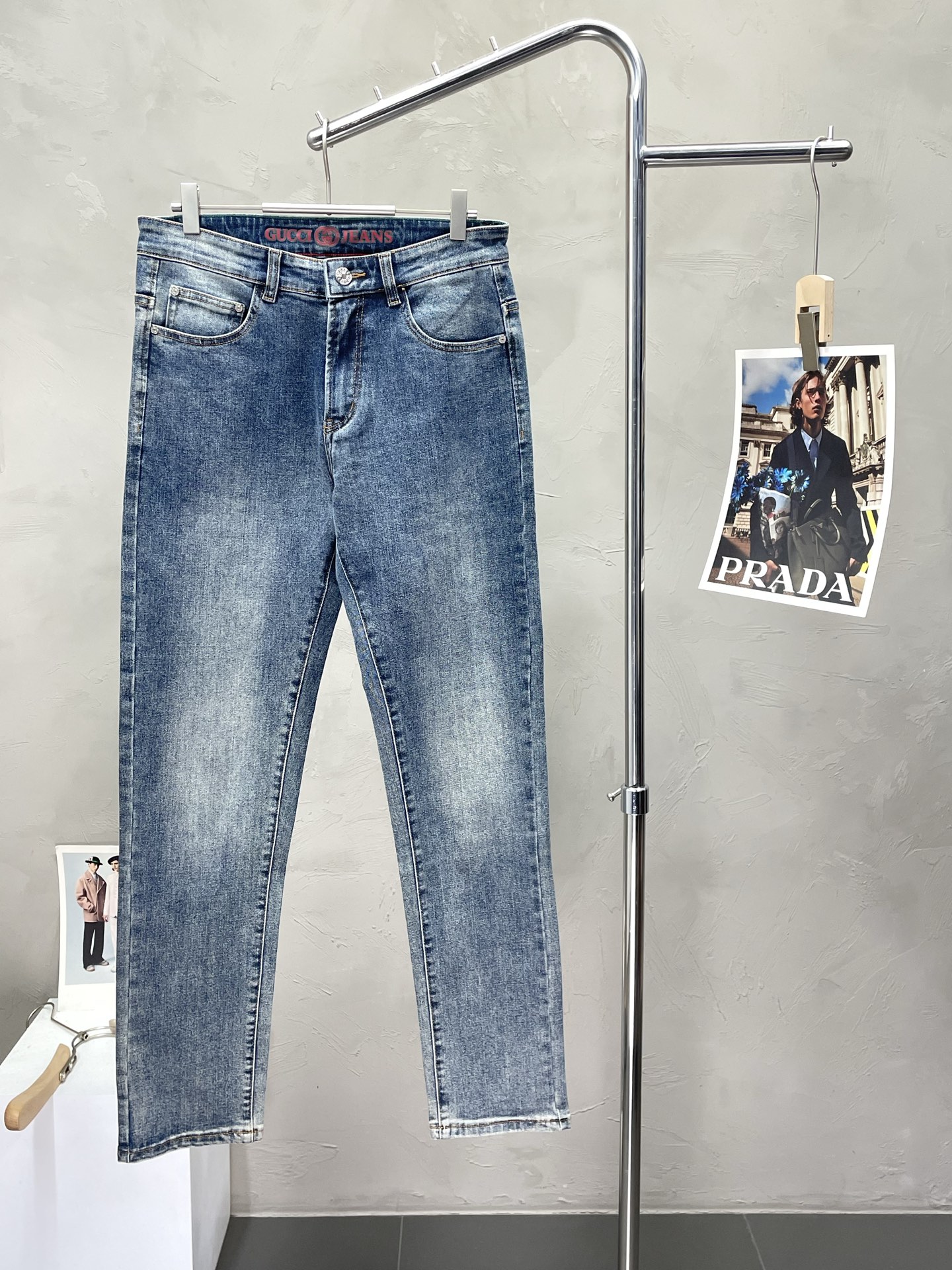 NO:473649,.Gucci exclusively offers the new high-end version of autumn and winter jeans!  Customized fabrics for counters are breathable and comfortable, with impeccable details, and the brand element design concept reflects high quality. The feel is delicate and soft!  It is casually cut, with a great upper body style!  Number of codes 29-40, Gucci, Gucci, Jeans, Alexander wang19860909.Gucci古驰独家专供新款秋冬牛仔裤高端版本！专柜定制面料 透气舒适度高,细节无可挑剔,品牌元素设计理念,体现高品质.手感细腻柔软！呈现休闲裁剪,上身版型超赞！码数29-40,,gucci,gucci,jeans,alexander wang,Men's clothing