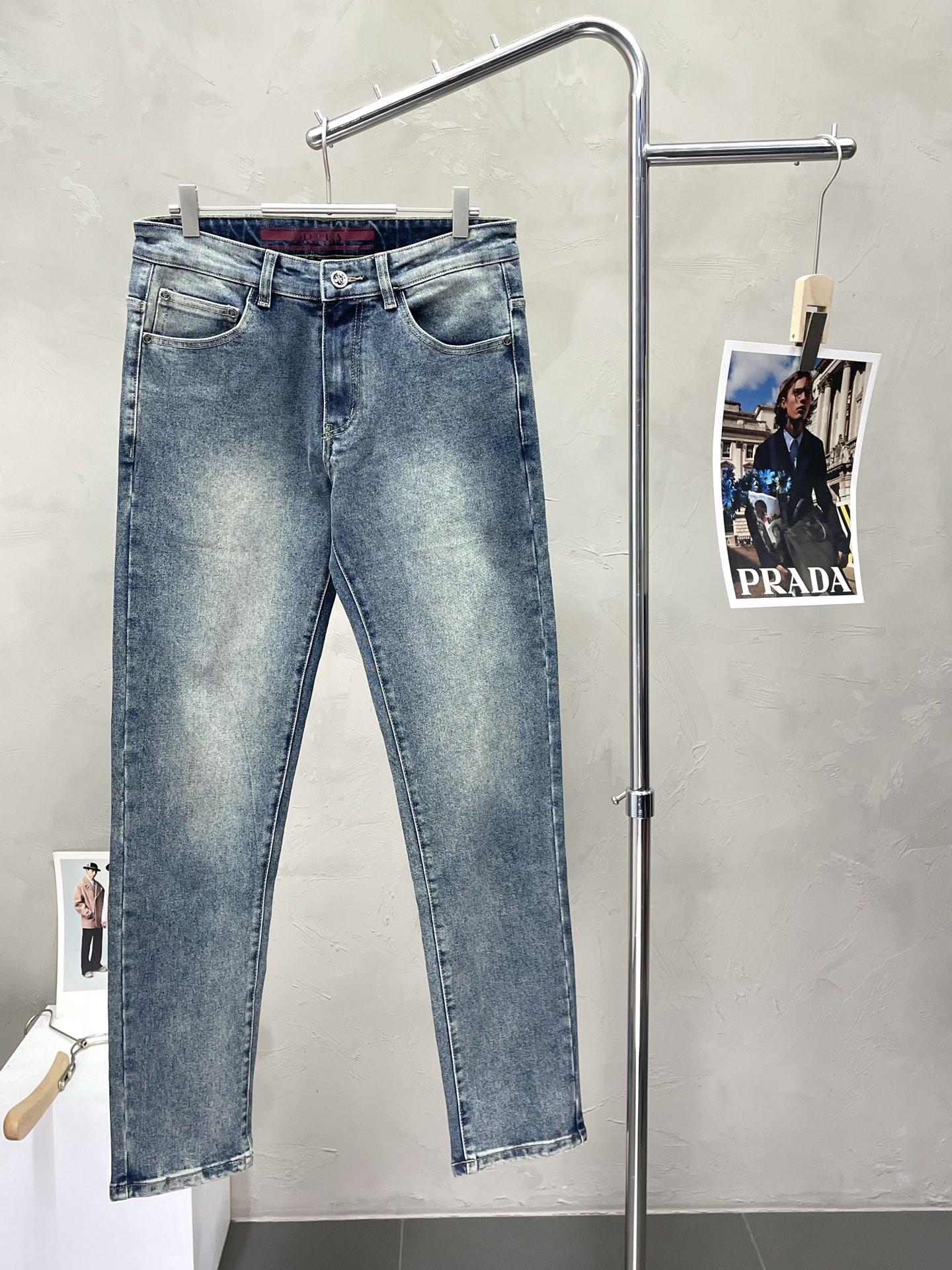 NO:476282,.Prada exclusively offers the new autumn and winter jeans high-end version!  Customized fabrics for counters are breathable and comfortable, with impeccable details, and the brand element design concept reflects high quality. The feel is delicate and soft!  It is casually cut, with a great upper body style!  29-40, prada, prada, jeans, alexander wang19860909.Prada普拉达独家专供新款秋冬牛仔裤高端版本！专柜定制面料 透气舒适度高,细节无可挑剔,品牌元素设计理念,体现高品质.手感细腻柔软！呈现休闲裁剪,上身版型超赞！码数29-40,,prada,prada,jeans,alexander wang,Men's clothing