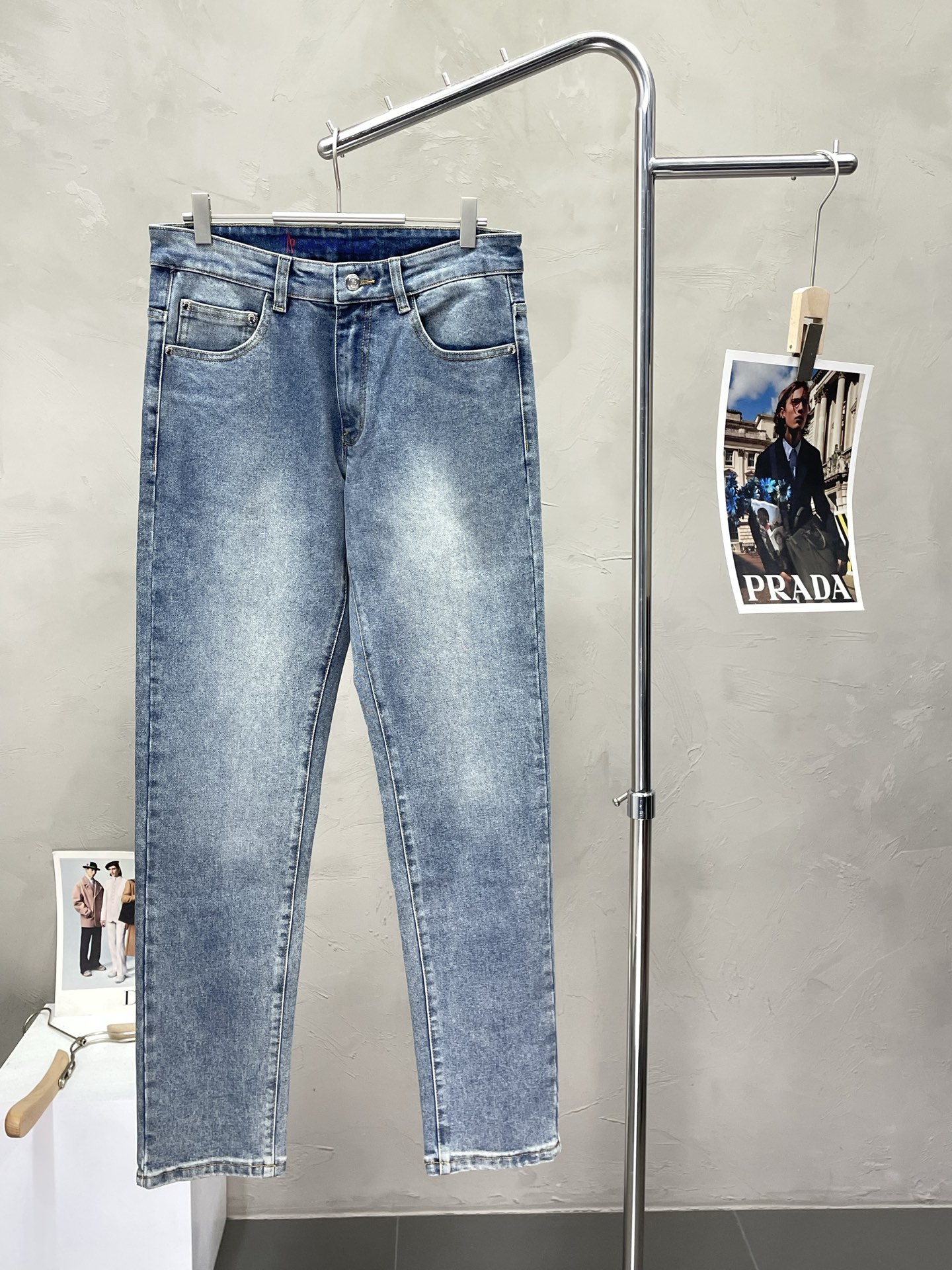 NO:473653,.Moncler hooded exclusively for the new autumn and winter jeans high-end version!  Customized fabrics for counters are breathable and comfortable, with impeccable details, and the brand element design concept reflects high quality. The feel is delicate and soft!  It is casually cut, with a great upper body style!  Number of codes 29-40, Moncler, jeans, alexander wang19860909.Moncler蒙口独家专供新款秋冬牛仔裤高端版本！专柜定制面料 透气舒适度高,细节无可挑剔,品牌元素设计理念,体现高品质.手感细腻柔软！呈现休闲裁剪,上身版型超赞！码数29-40,,Moncler,jeans,alexander wang,Men's clothing