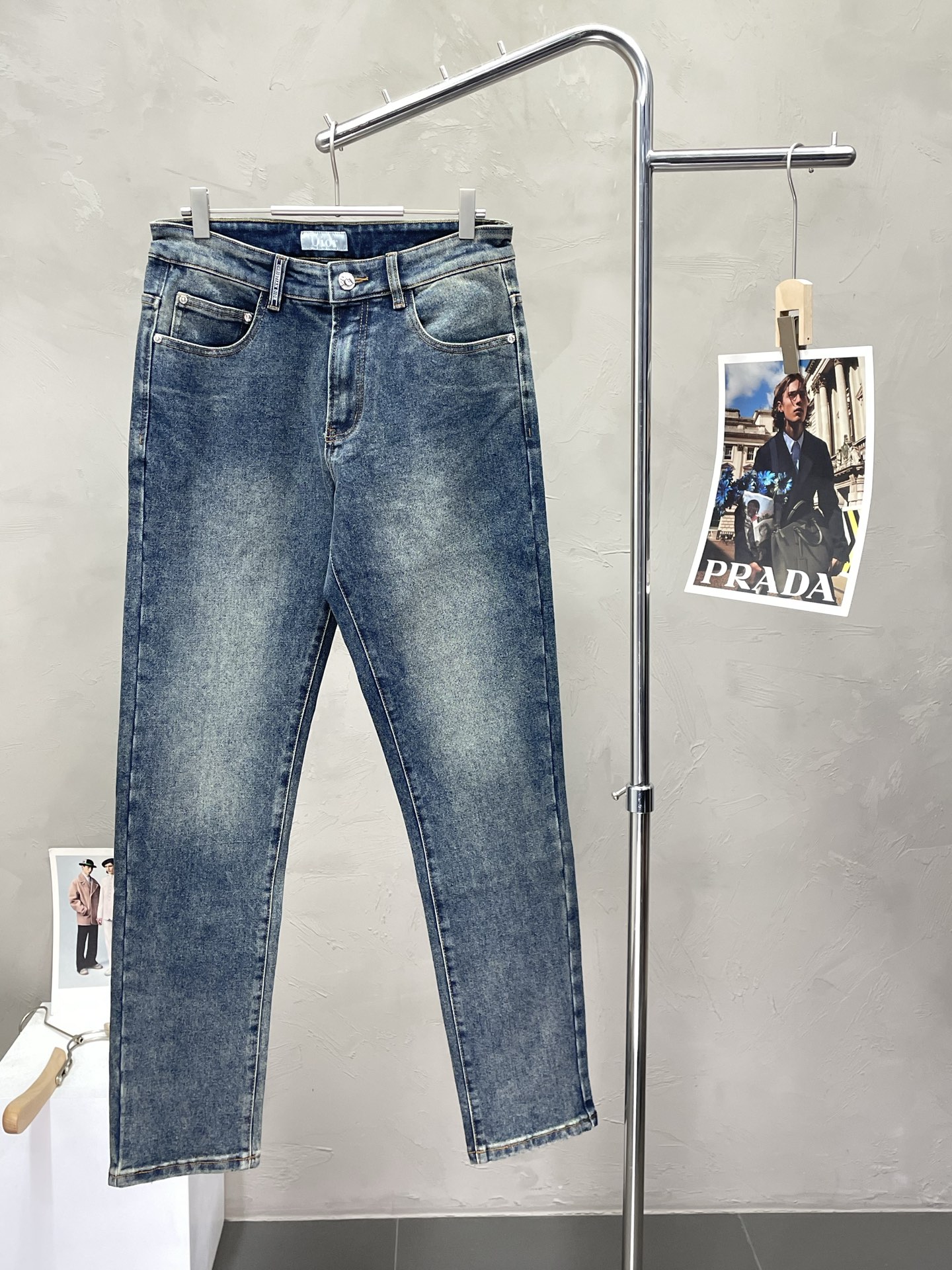 NO:473657,.Dior exclusively offers the new autumn and winter jeans high-end version!  Customized fabrics for counters are breathable and comfortable, with impeccable details, and the brand element design concept reflects high quality. The feel is delicate and soft!  It is casually cut, with a great upper body style!  29-40, Dior, Dior, Jeans, Alexander wang19860909.Dior迪奥独家专供新款秋冬牛仔裤高端版本！专柜定制面料 透气舒适度高,细节无可挑剔,品牌元素设计理念,体现高品质.手感细腻柔软！呈现休闲裁剪,上身版型超赞！码数29-40,,dior,dior,jeans,alexander wang,Men's clothing