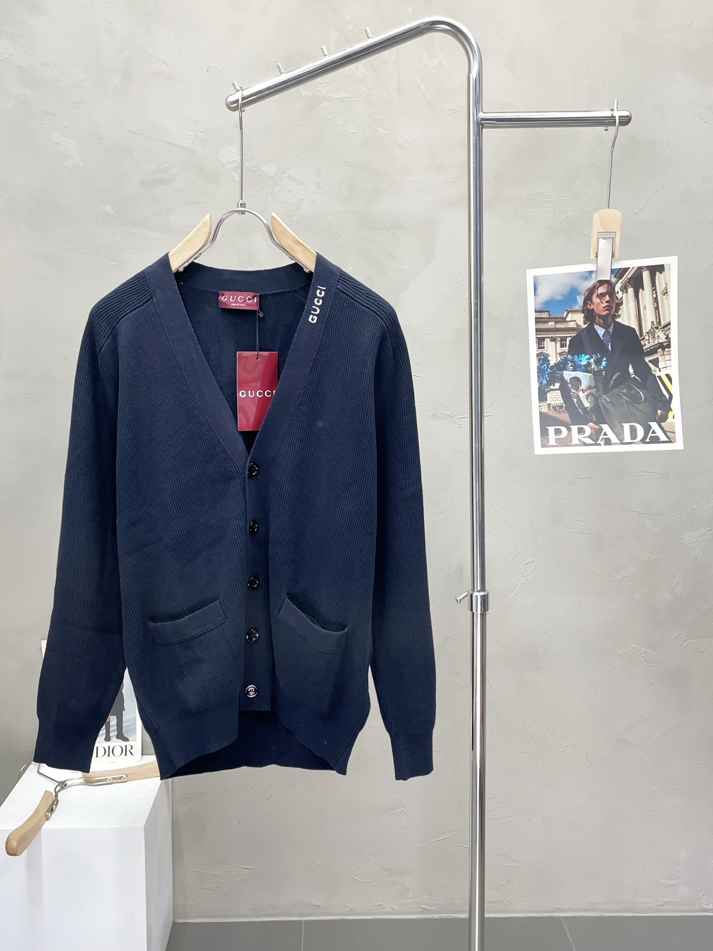 NO:473688,.Gucci exclusively offers the latest and fashionable autumn and winter sweaters and cardigans. A jacket with a classic design and appearance, and the quality is even more unscrupulous. You can buy it directly. You can't get it wrong! Through the detailed pictures, you can feel its powerful aura, and the warm-concentration effect is significant, so you don’t have to worry about the chill at all! It is both fashionable and functional, and the whole style looks more luxurious and elegant! Size S-XL, gucci, gucci, jackets & coats, sweaters, alexander wang19860909.Gucci古驰独家专供最新时尚秋冬毛衣开衫 经典设计感与颜值爆棚的外套,品质更是无法挑剔品控可以直接入手,不容过错的高端臻品！通过细节图片便可感受到它强悍的气场,聚温保暖效果显著,完全不用担心会有一点寒意！时尚与功能性兼备,整款显得更加的奢华大气！ 尺码S-XL,,gucci,gucci,jackets & coats,sweaters,alexander wang,Men's clothing