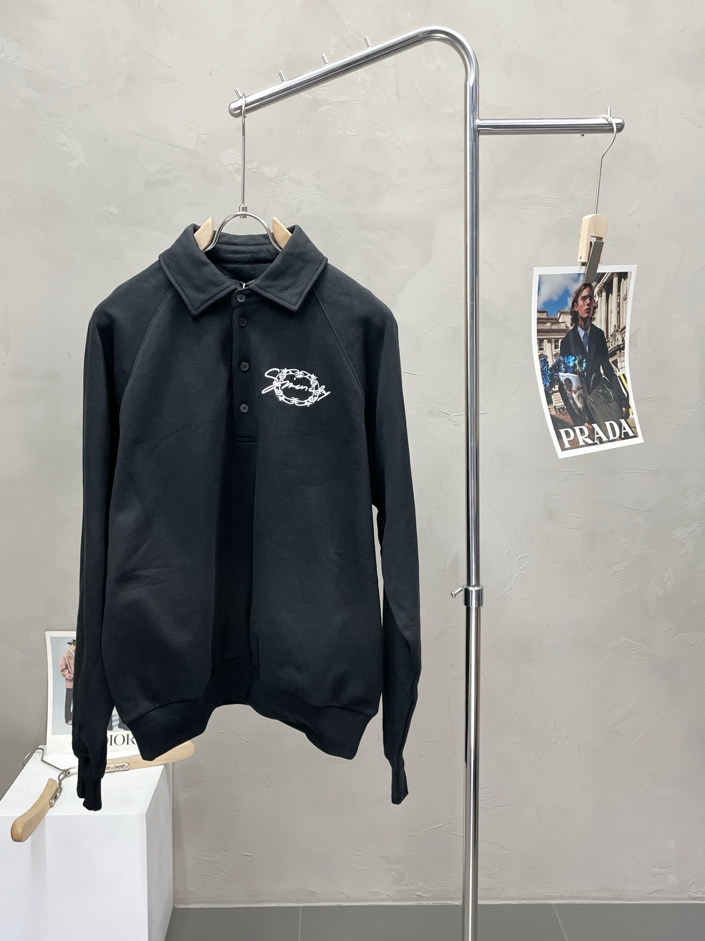 NO:473692,.Givenchy exclusively offers the latest fashionable lapel sweatshirts. A jacket with a classic design and great appearance. It is even more difficult to pick and quality control. You can buy it directly. It is a high-end quality product that cannot be missed! Through the detailed pictures, you can feel its powerful aura, and the warm-concentration effect is significant, so you don’t have to worry about the chill at all! It is both fashionable and functional, and the whole style looks more luxurious and elegant! Size S-XL, given, given, given, given, hoodie, sweatshirts, jackets & coats, alexander wang19860909.Givenchy纪梵希独家专供最新时尚翻领卫衣 经典设计感与颜值爆棚的外套,品质更是无法挑剔品控可以直接入手,不容过错的高端臻品！通过细节图片便可感受到它强悍的气场,聚温保暖效果显著,完全不用担心会有一点寒意！时尚与功能性兼备,整款显得更加的奢华大气！ 尺码S-XL,,givenchy,givenchy,hoodie,sweatshirts,jackets & coats,alexander wang,Men's clothing