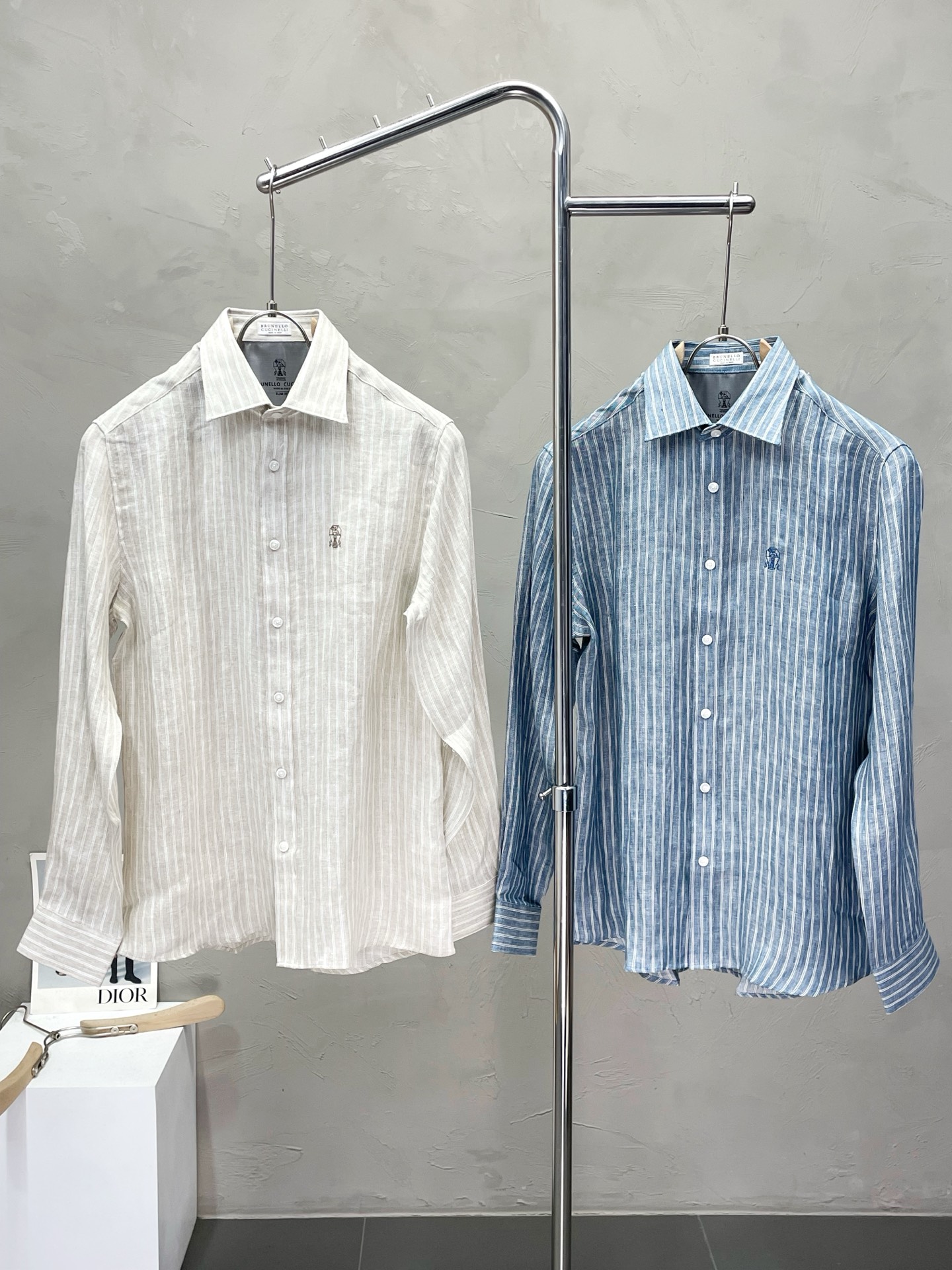 NO:473643,.BC-Brunello Cucinali exclusively offers new original single men's casual shirts. High-end customization. High-end version. Fashionable and versatile imported linen fabric. Super soft and delicate touch. Comfortable skin-friendly and comfortable high-end quality. OEM is very good at making the upper body. Men's must-have items. Complete three standards. Number of codes M-3XL, brunello cucinelli,shirts,alexander wang.19860909.BC-Brunello Cucinali布鲁内洛·库奇内利独家专供新款原单男士休闲衬衫 高端定制 高端版本 时尚百搭爆款进口亚麻面料 手感超柔软细腻 穿着亲肤舒适 高端精品 代工厂精细做上身非常赞 男士必备单品 三标齐全 码数M-3XL,,brunello cucinelli,shirts,alexander wang,Men's clothing