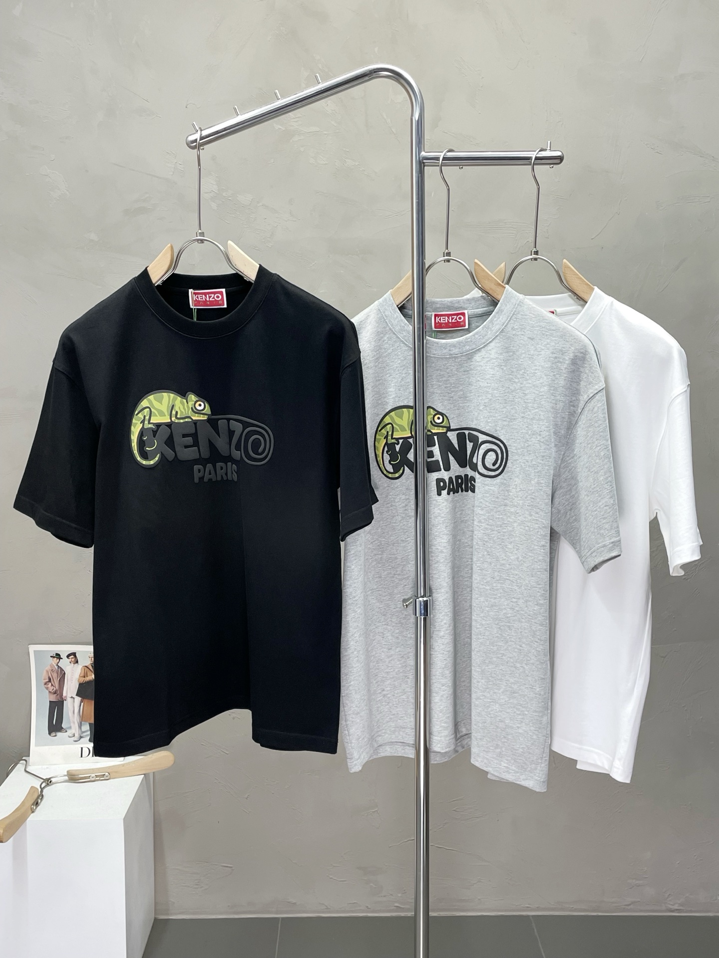 NO:525933,.KENZO exclusively offers new original single men's casual short sleeves, high-end customization, high-end version, fashionable and versatile imported fabric, super soft and delicate, skin-friendly and comfortable to wear, high-end boutique, OEM, fine-made top body, very good, men's essential items, complete three standards, S-3XL, T-shirt, alexander wang19860909.KENZO肯佐独家专供新款原单男士休闲短袖 高端定制 高端版本 时尚百搭爆款进口面料 手感超柔软细腻 穿着亲肤舒适 高端精品 代工厂精细做上身非常赞 男士必备单品 三标齐全 码数S-3XL,,T-shirt,alexander wang,Men's clothing