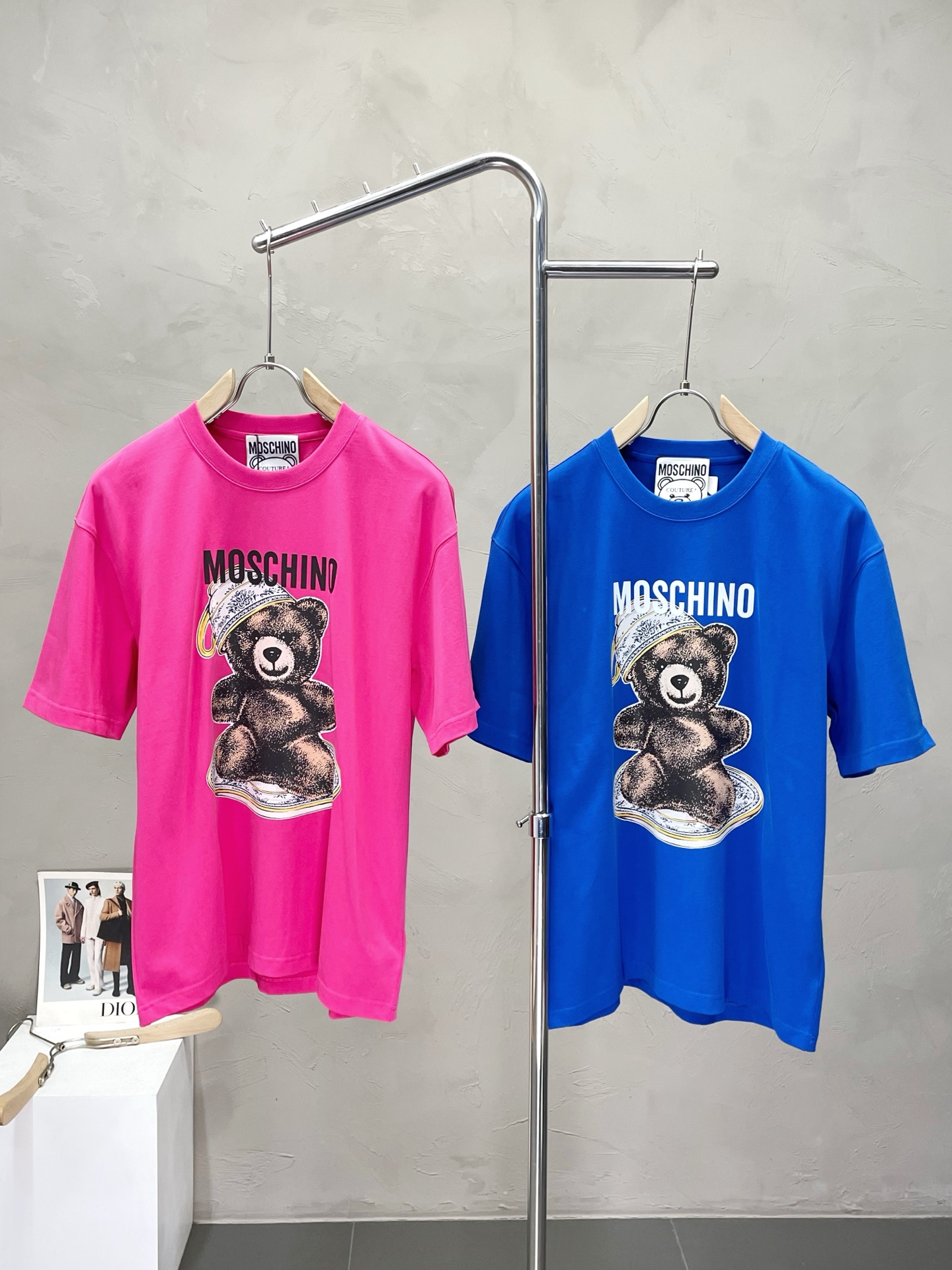 NO:476269,.MOSCHINO exclusively offers new original single men's casual short sleeves, high-end customization, high-end version, fashionable and versatile imported fabric, super soft and delicate, skin-friendly and comfortable to wear, high-end boutique, OEM, fine production, very good for the upper body, men's essential items, complete three standards, S-3XL, T-shirt, alexander wang19860909.MOSCHINO莫斯奇诺独家专供新款原单男士休闲短袖 高端定制 高端版本 时尚百搭爆款进口面料 手感超柔软细腻 穿着亲肤舒适 高端精品 代工厂精细做上身非常赞 男士必备单品 三标齐全 码数S-3XL,,T-shirt,alexander wang,Men's clothing