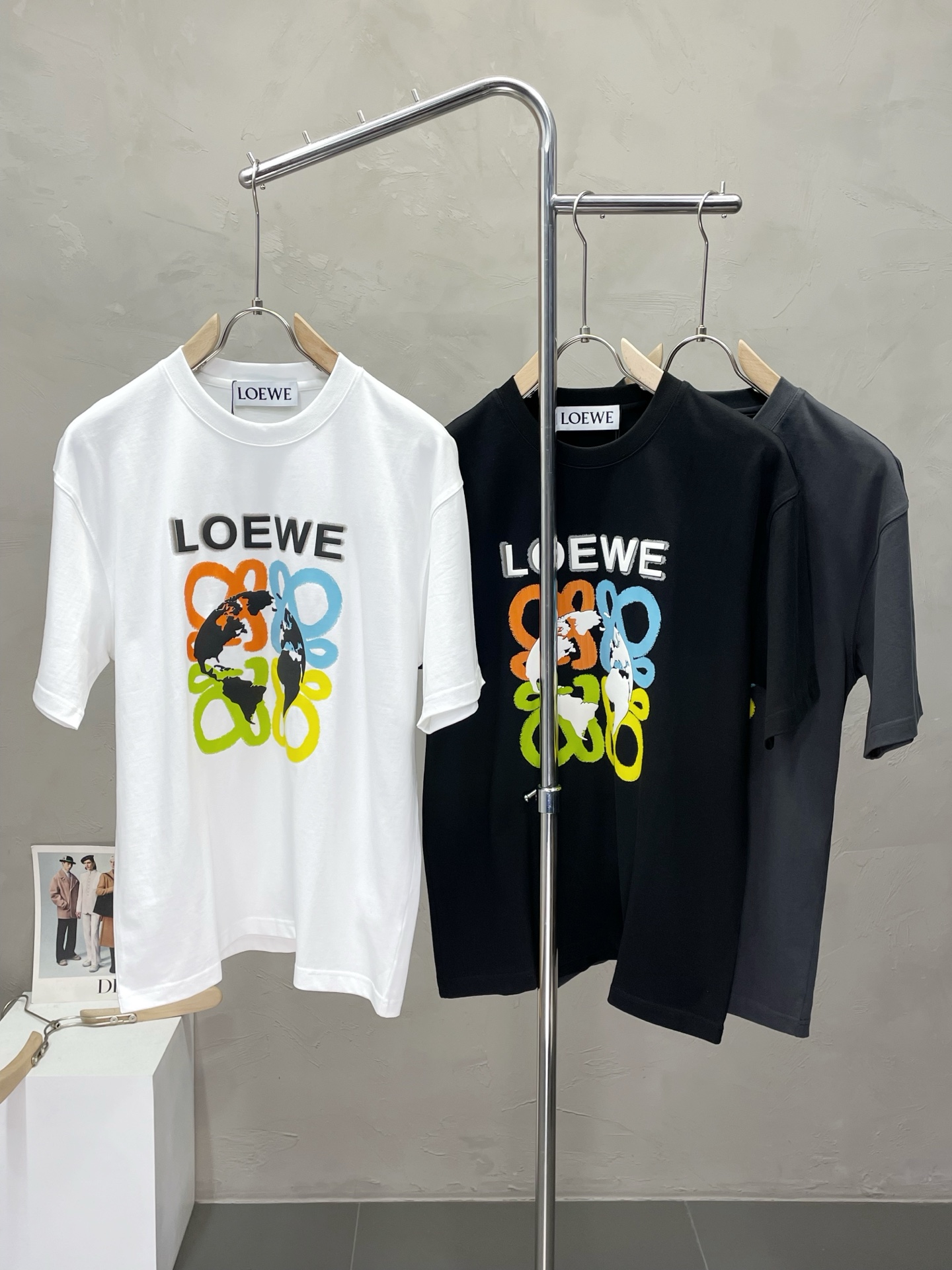 NO:485716,.LOEWE exclusively offers new original single men's casual short sleeves, high-end customization, high-end version, fashionable and versatile imported fabric, super soft and delicate, skin-friendly and comfortable to wear, high-end boutique, OEM, fine production, very good for the upper body, men's essential items, complete three standards, S-3XL,,loewe,loewe,T-shirt,alexander wang19860909.LOEWE罗意威独家专供新款原单男士休闲短袖 高端定制 高端版本 时尚百搭爆款进口面料 手感超柔软细腻 穿着亲肤舒适 高端精品 代工厂精细做上身非常赞 男士必备单品 三标齐全 码数S-3XL,,loewe,loewe,T-shirt,alexander wang,Men's clothing