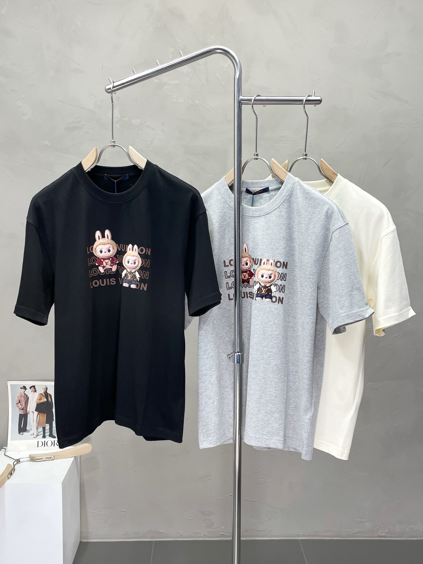 NO:485736,.Louis Vuitton exclusively offers new original single men's casual short sleeves, high-end customization, high-end version, fashionable and versatile imported fabric, super soft and delicate, skin-friendly and comfortable to wear, high-end boutique, OEM, fine-made top body, very good, men's essential items, three standards, S-3XL,,louis vuitton,louis vuitton,T-shirt,alexander wang19860909.Louis Vuitton路易威登独家专供新款原单男士休闲短袖 高端定制 高端版本 时尚百搭爆款进口面料 手感超柔软细腻 穿着亲肤舒适 高端精品 代工厂精细做上身非常赞 男士必备单品 三标齐全 码数S-3XL,,louis vuitton,louis vuitton,T-shirt,alexander wang,Men's clothing