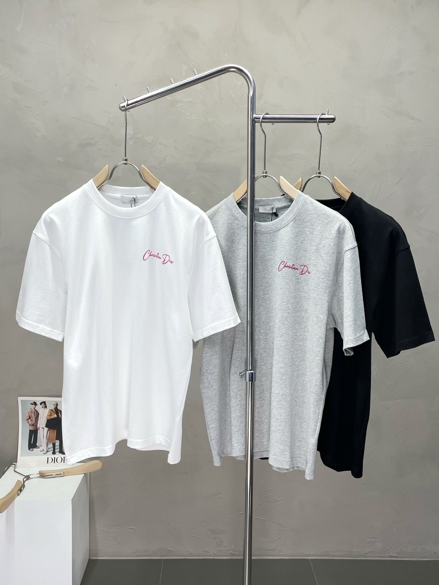 NO:507563,.Dior exclusively offers new original single men's casual short sleeves, high-end customization, high-end version, fashionable and versatile imported fabric, super soft and delicate, skin-friendly and comfortable to wear, high-end boutique, OEM, fine production, very good for the top body, men's essential items, complete three standards, S-3XL,,dior,dior,T-shirt,alexander wang19860909.Dior迪奥独家专供新款原单男士休闲短袖 高端定制 高端版本 时尚百搭爆款进口面料 手感超柔软细腻 穿着亲肤舒适 高端精品 代工厂精细做上身非常赞 男士必备单品 三标齐全 码数S-3XL,,dior,dior,T-shirt,alexander wang,Men's clothing