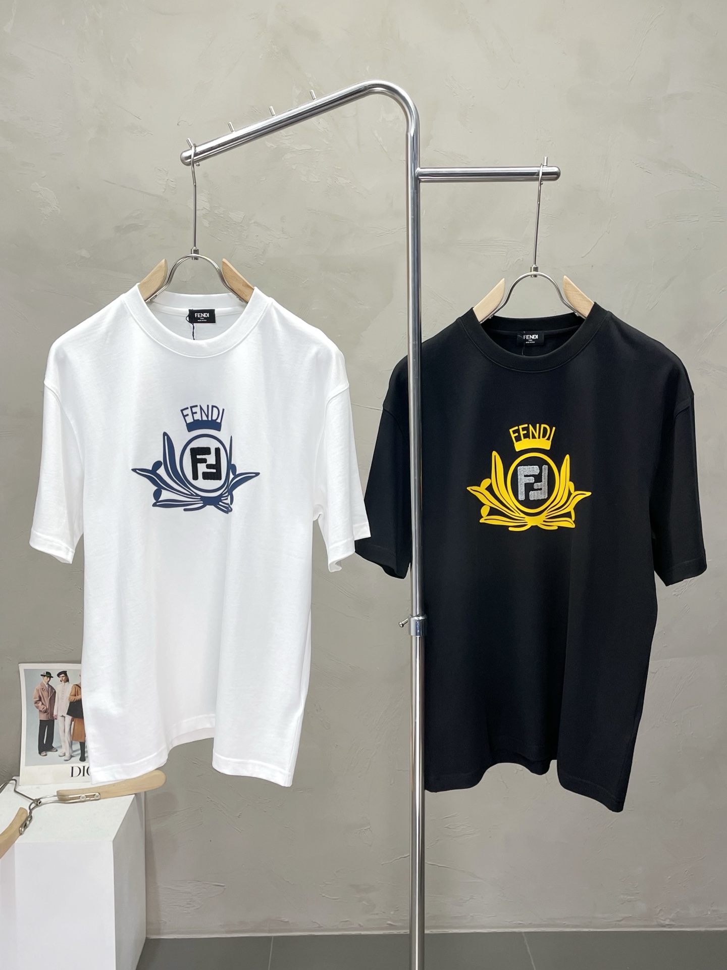 NO:508828,.FENDI exclusively offers new original single men's casual short sleeves, high-end customization, high-end version, fashionable and versatile imported fabric, super soft and delicate, skin-friendly and comfortable to wear, high-end boutique, OEM, fine-tuned top body, very good for men's essential items, complete three standards, S-3XL,,fendi,fendi,T-shirt,alexander wang19860909.FENDI芬迪独家专供新款原单男士休闲短袖 高端定制 高端版本 时尚百搭爆款进口面料 手感超柔软细腻 穿着亲肤舒适 高端精品 代工厂精细做上身非常赞 男士必备单品 三标齐全 码数S-3XL,,fendi,fendi,T-shirt,alexander wang,Men's clothing