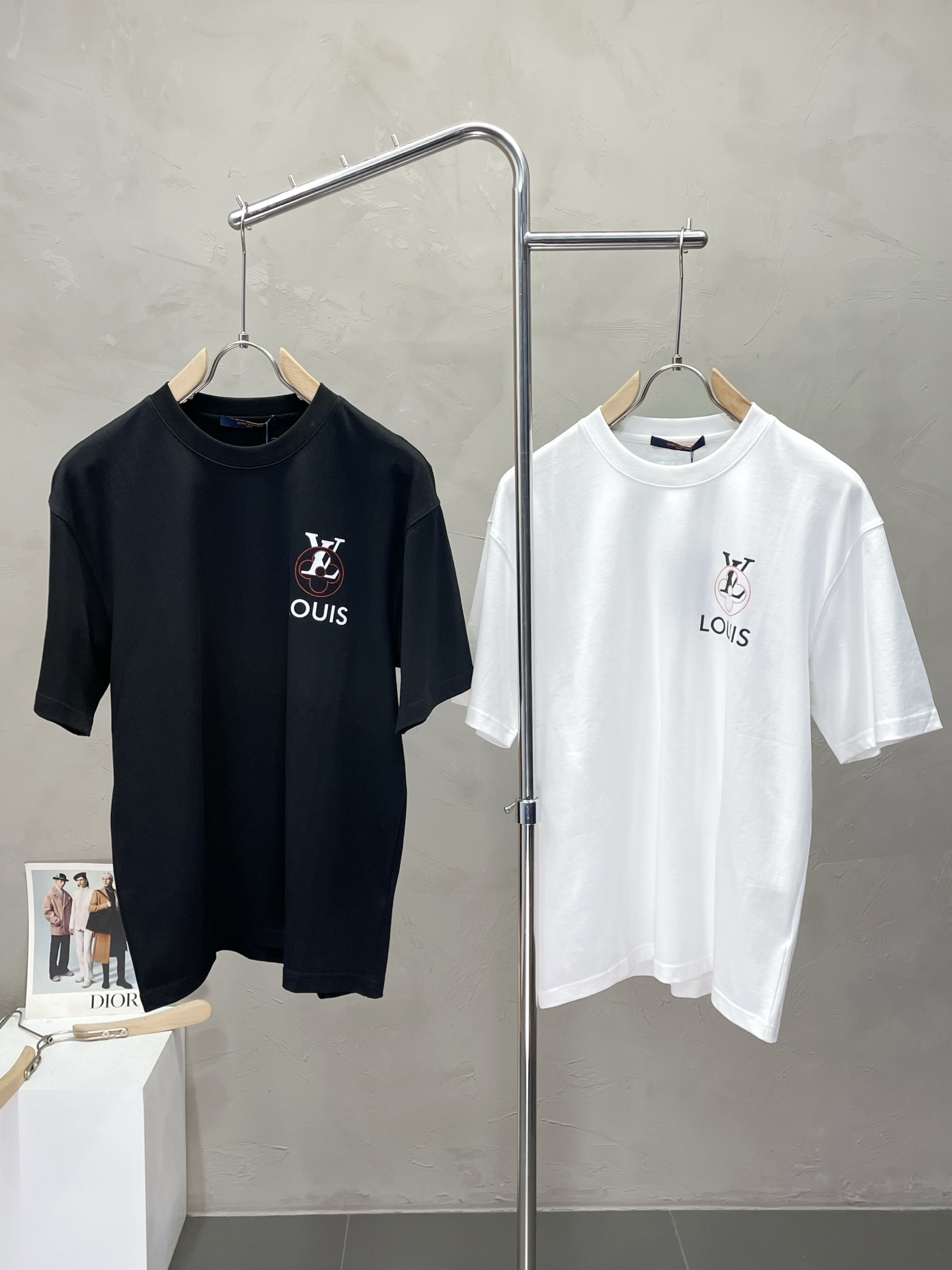 NO:507567,.Louis Vuitton exclusively offers new original single men's casual short sleeves, high-end customization, high-end version, fashionable and versatile imported fabric, super soft and delicate, skin-friendly and comfortable to wear, high-end boutique, OEM, fine-made top body, very good, men's essential items, three standards, S-3XL,,louis vuitton,louis vuitton,T-shirt,alexander wang19860909.Louis Vuitton路易威登独家专供新款原单男士休闲短袖 高端定制 高端版本 时尚百搭爆款进口面料 手感超柔软细腻 穿着亲肤舒适 高端精品 代工厂精细做上身非常赞 男士必备单品 三标齐全 码数S-3XL,,louis vuitton,louis vuitton,T-shirt,alexander wang,Men's clothing