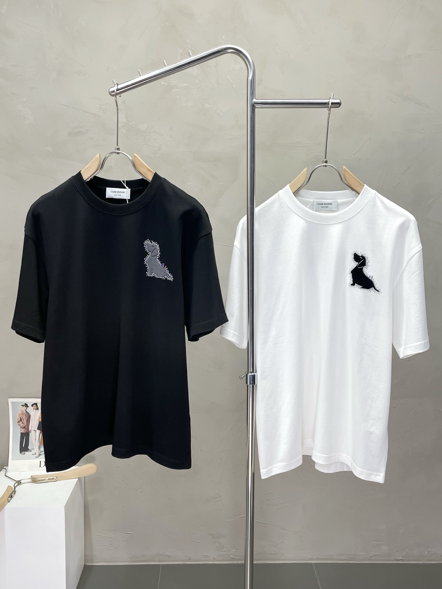 NO:508834,.Thom Browne Tom Brown exclusively offers new original single men's casual short sleeves, high-end customization, high-end version, fashionable and versatile imported fabric, super soft and delicate, skin-friendly and comfortable to wear, high-end boutique, OEM, fine-made top body, very good, men's essential items, three standards, S-3XL,,thom browne, T-shirt, alexander wang19860909.Thom Browne汤姆布朗独家专供新款原单男士休闲短袖 高端定制 高端版本 时尚百搭爆款进口面料 手感超柔软细腻 穿着亲肤舒适 高端精品 代工厂精细做上身非常赞 男士必备单品 三标齐全 码数S-3XL,,thom browne,T-shirt,alexander wang,Men's clothing