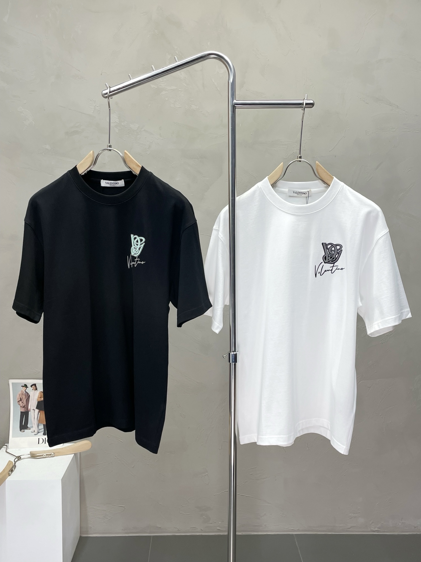 NO:508840,.Valentino Valentino exclusively offers new original single men's casual short sleeves, high-end customization, high-end version, fashionable and versatile imported fabric, super soft and delicate, skin-friendly and comfortable to wear, high-end boutique, OEM, fine-made top body, very good, men's essential items, three standards, S-3XL, valentino, valentino, T-shirt, alexander wang19860909.Valentino华伦天奴独家专供新款原单男士休闲短袖 高端定制 高端版本 时尚百搭爆款进口面料 手感超柔软细腻 穿着亲肤舒适 高端精品 代工厂精细做上身非常赞 男士必备单品 三标齐全 码数S-3XL,,valentino,valentino,T-shirt,alexander wang,Men's clothing