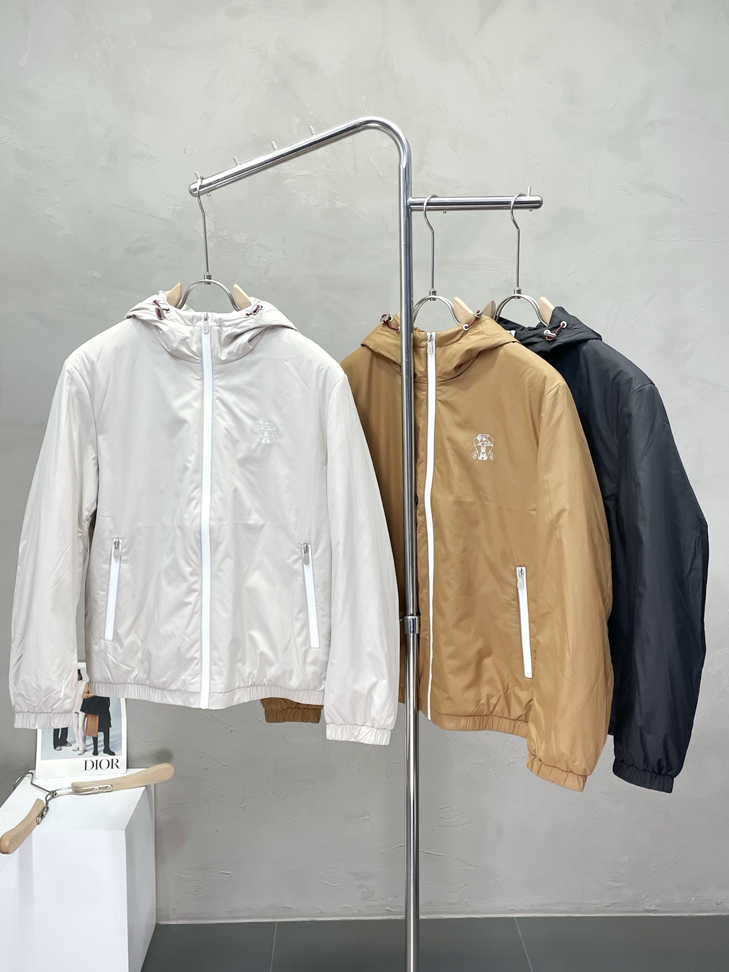 NO:501753,.BC-Brunello Cucineli Brunello Cucineli exclusively offers new fashion and casual autumn and winter jackets. Imported original cotton and linen fabric is soft and comfortable, comfortable and breathable on the upper body, and a unique design style. Whether worn alone or matched, it is a versatile item, demonstrating the personality of young people. The original hardware and accessories are extremely high-end, and the upper body is very handsome!  48-56, brunello cucinelli, jackets & coats, alexander wang19860909.BC-Brunello Cucineli 布鲁内洛·库奇内利独家专供新品时尚休闲秋冬夹克.进口原版棉麻面料,柔软舒适,上身舒适透气,独特设计风格,无论是单穿还是搭配,都是百搭单品,彰显了年轻人的个性,原版五金辅料,档次极高,上身帅气十足！码数48-56,,brunello cucinelli,jackets & coats,alexander wang,Men's clothing