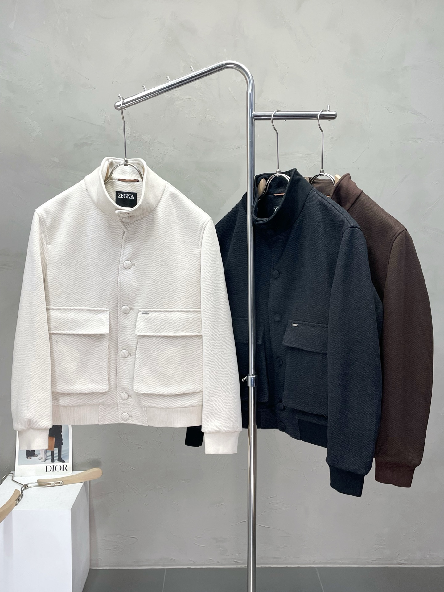 NO:473658,.ZEGNA exclusively offers the latest fashionable autumn and winter jackets. A jacket with a classic design and appearance, and the quality is even more difficult to pick and control. You can buy it directly. You can’t get it wrong! Through the detailed pictures, you can feel its powerful aura, and the warm-concentration effect is significant, so you don’t have to worry about the chill at all! It is both fashionable and functional, and the whole style looks more luxurious and elegant! Size 48-56, zegna, jackets & coats, jackets & coats, alexander wang19860909.ZEGNA杰尼亚独家专供最新时尚秋冬夹克.经典设计感与颜值爆棚的外套,品质更是无法挑剔品控可以直接入手,不容过错的高端臻品！通过细节图片便可感受到它强悍的气场,聚温保暖效果显著,完全不用担心会有一点寒意！时尚与功能性兼备,整款显得更加的奢华大气！ 尺码48-56,,zegna,jackets & coats,jackets & coats,alexander wang,Men's clothing