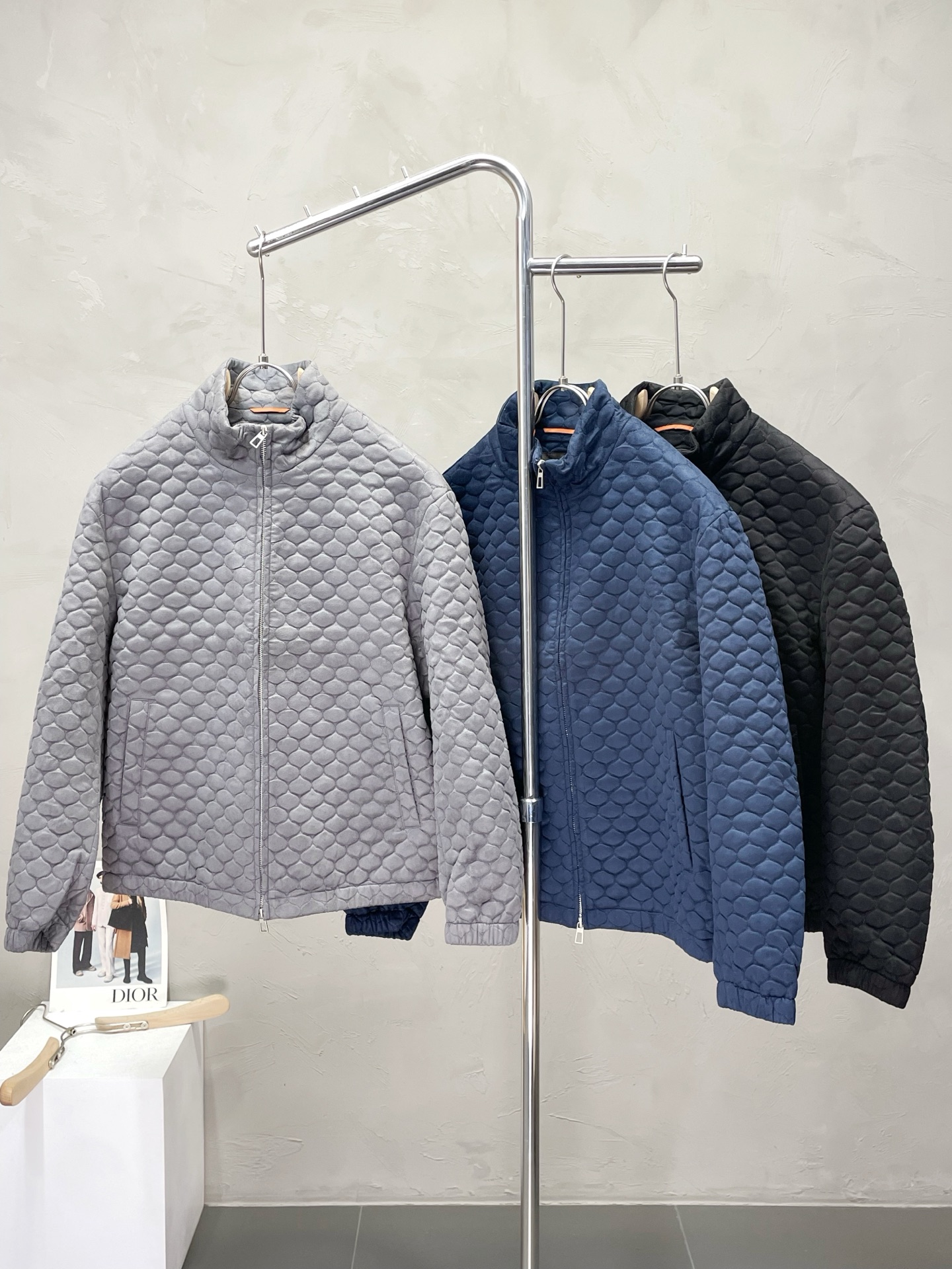 NO:507540,.LP-Loro Piana exclusively offers the latest fashionable autumn and winter jackets. A jacket with a classic design and appearance, the quality is even more unscrupulous. You can buy it directly, which is not to be mistaken for high-end products! Through the detailed pictures, you can feel its powerful aura, and the warm-concentration effect is significant, so you don’t have to worry about the chill at all! It is both fashionable and functional, and the whole style looks more luxurious and elegant! Size 48-56, loro piana, loro piana, jackets & coats, alexander wang19860909.LP-Loro Piana诺悠翩雅独家专供最新时尚秋冬外套.经典设计感与颜值爆棚的外套,品质更是无法挑剔品控可以直接入手,不容过错的高端臻品！通过细节图片便可感受到它强悍的气场,聚温保暖效果显著,完全不用担心会有一点寒意！时尚与功能性兼备,整款显得更加的奢华大气！ 尺码48-56,,loro piana,loro piana,jackets & coats,alexander wang,Men's clothing