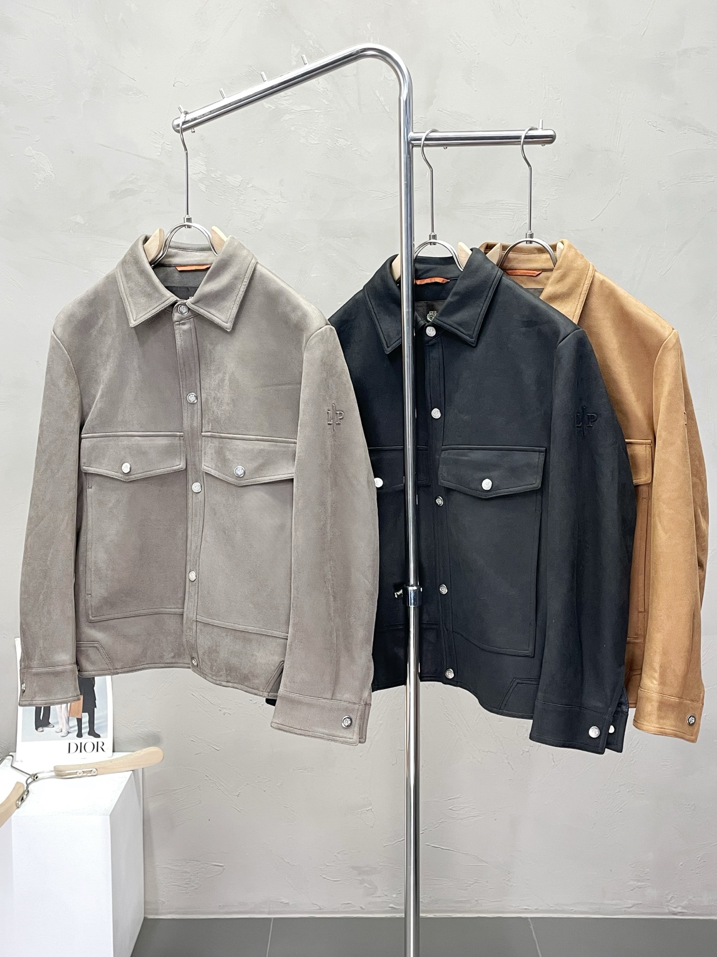 NO:501739,.LP-Loro Piana exclusively offers the latest fashionable autumn and winter jackets. A jacket with a classic design and appearance, the quality is even more unscrupulous. You can buy it directly, which is not to be mistaken for high-end products! Through the detailed pictures, you can feel its powerful aura, and the warm-concentration effect is significant, so you don’t have to worry about the chill at all! It is both fashionable and functional, and the whole style looks more luxurious and elegant! Size 48-56, loro piana, loro piana, jackets & coats, alexander wang19860909.LP-Loro Piana诺悠翩雅独家专供最新时尚秋冬外套.经典设计感与颜值爆棚的外套,品质更是无法挑剔品控可以直接入手,不容过错的高端臻品！通过细节图片便可感受到它强悍的气场,聚温保暖效果显著,完全不用担心会有一点寒意！时尚与功能性兼备,整款显得更加的奢华大气！ 尺码48-56,,loro piana,loro piana,jackets & coats,alexander wang,Men's clothing