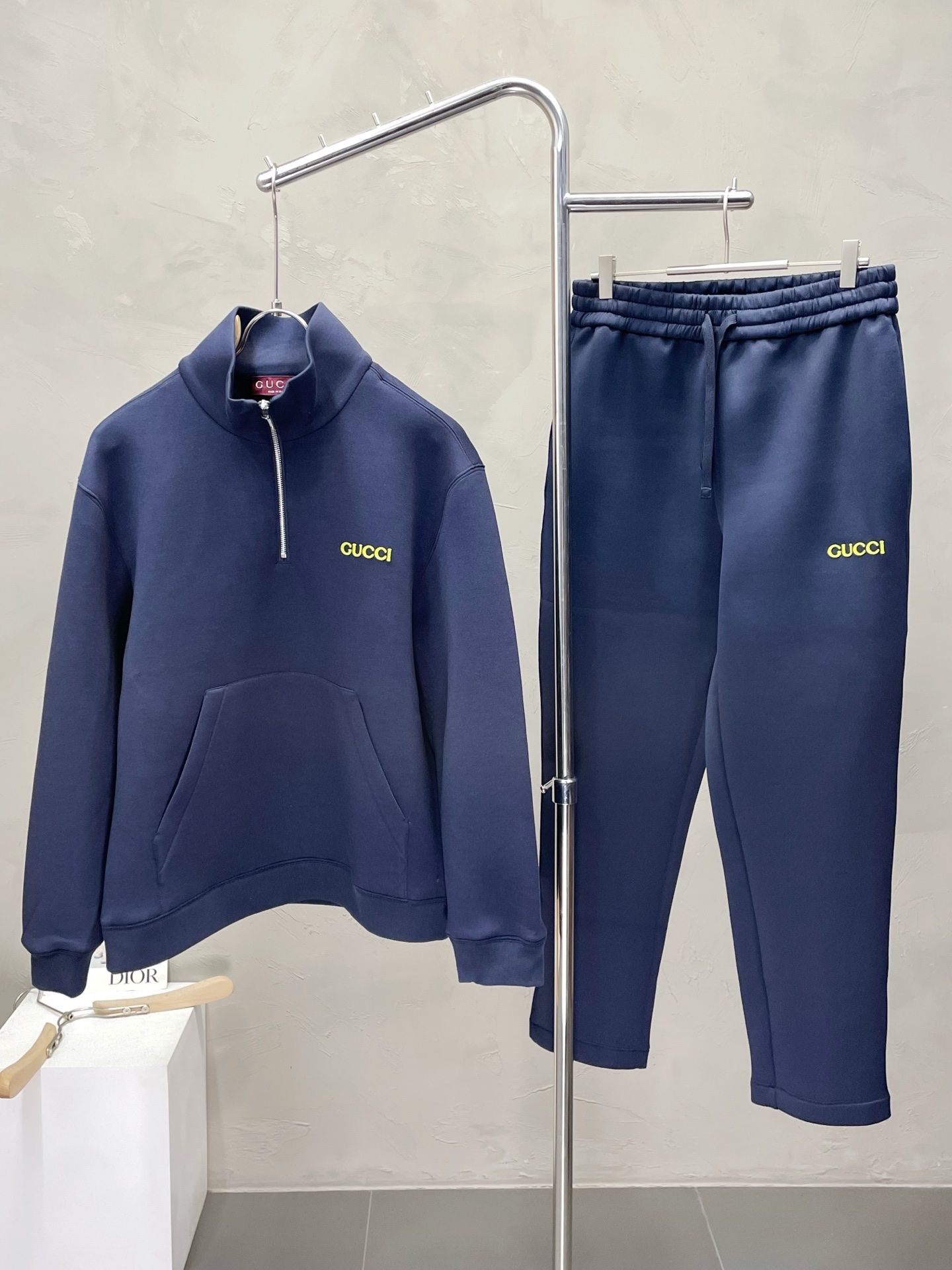 NO:485744,Tops and trousers. Gucci exclusively provides the same suit for the new spring and autumn counter. The top is half-zippered sweatshirt style and logo patch knitted sweatpants, breathable, comfortable and casual!  Full of high-end feeling!  The details are exquisite and high-end, and the workmanship is impeccable!  The original high-end fabric looks high-end!  The fabric is soft, delicate and comfortable, moisture absorption, quick drying, breathable, neat and stylish. S-XL, gucci, gucci, hoodie, sweatshirts, alexander wang19860909上衣、长裤.Gucci古驰独家专供春秋新款专柜同款套装,上衣半拉链卫衣款式设计加上logo贴饰针织运动裤 透气舒适休闲！高级感满满！细节精致高档,做工无可挑剔！原版高端面料很显高级！面料柔软细腻舒适 吸湿速干透气,利落有型.码数S-XL,,gucci,gucci,hoodie,sweatshirts,alexander wang,Men's clothing