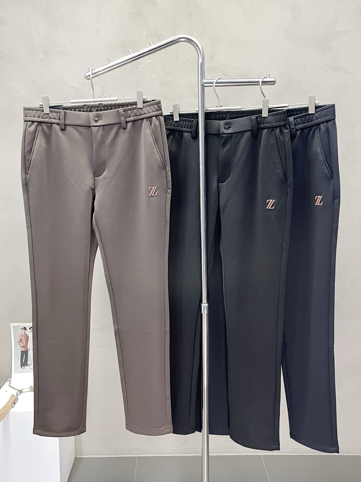 NO:476257,.ZEGNA exclusively offers new spring and summer casual pants, high-end version!  Customized fabrics for counters are breathable and comfortable, with impeccable details, and the brand element design concept reflects high quality. The feel is delicate and soft!  It is casually cut, with a great upper body style!  29-40 yards, zegna,alexander wang19860909.ZEGNA杰尼亚独家专供新款春夏休闲裤 高端版本！专柜定制面料 透气舒适度高,细节无可挑剔,品牌元素设计理念,体现高品质.手感细腻柔软！呈现休闲裁剪,上身版型超赞！码数29-40,,zegna,alexander wang,Men's clothing