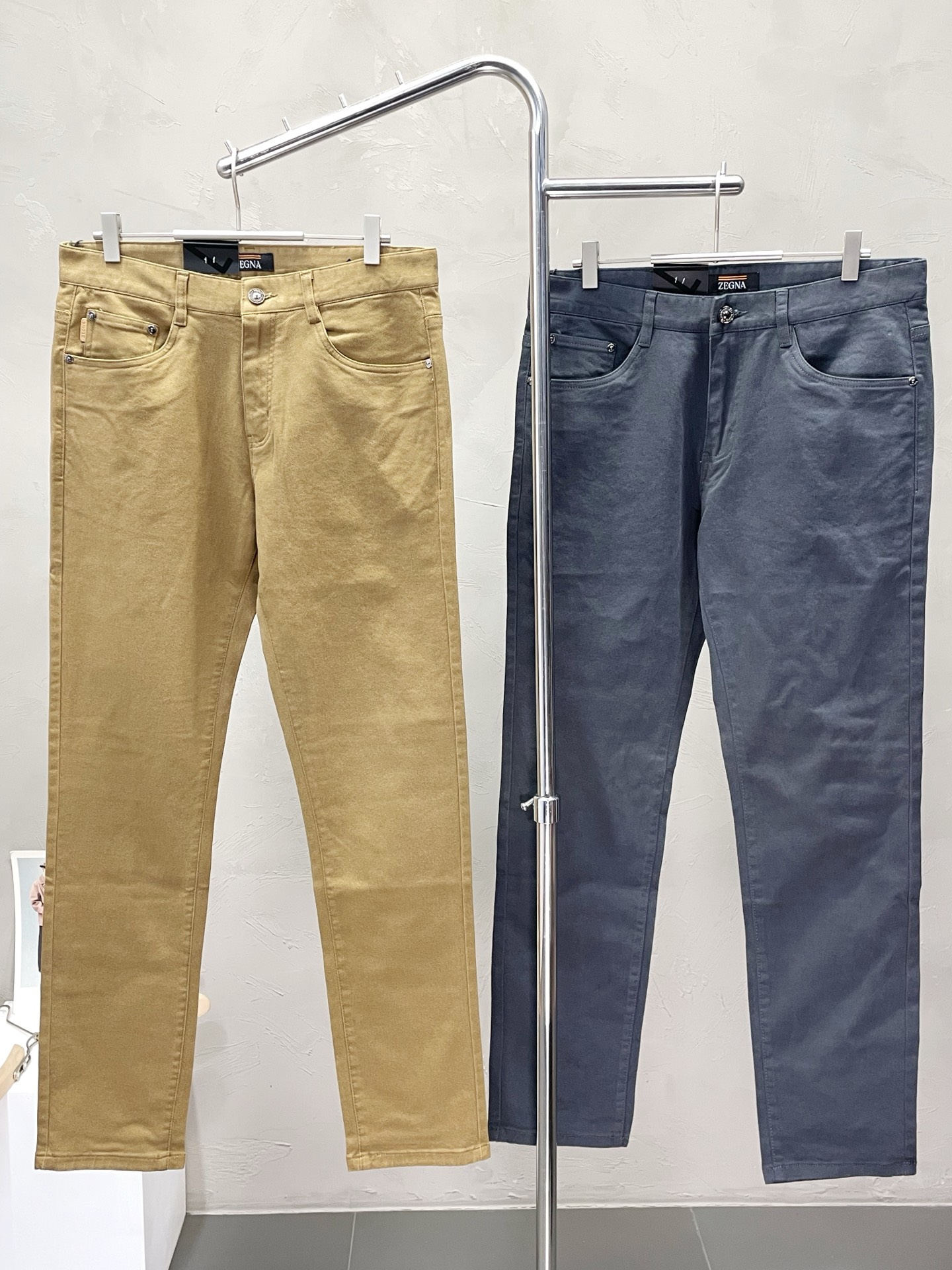 NO:476287,.ZEGNA exclusively offers new spring and summer casual pants, high-end version!  Customized fabrics for counters are breathable and comfortable, with impeccable details, and the brand element design concept reflects high quality. The feel is delicate and soft!  It is casually cut, with a great upper body style!  29-40 yards, zegna,alexander wang19860909.ZEGNA杰尼亚独家专供新款春夏休闲裤 高端版本！专柜定制面料 透气舒适度高,细节无可挑剔,品牌元素设计理念,体现高品质.手感细腻柔软！呈现休闲裁剪,上身版型超赞！码数29-40,,zegna,alexander wang,Men's clothing