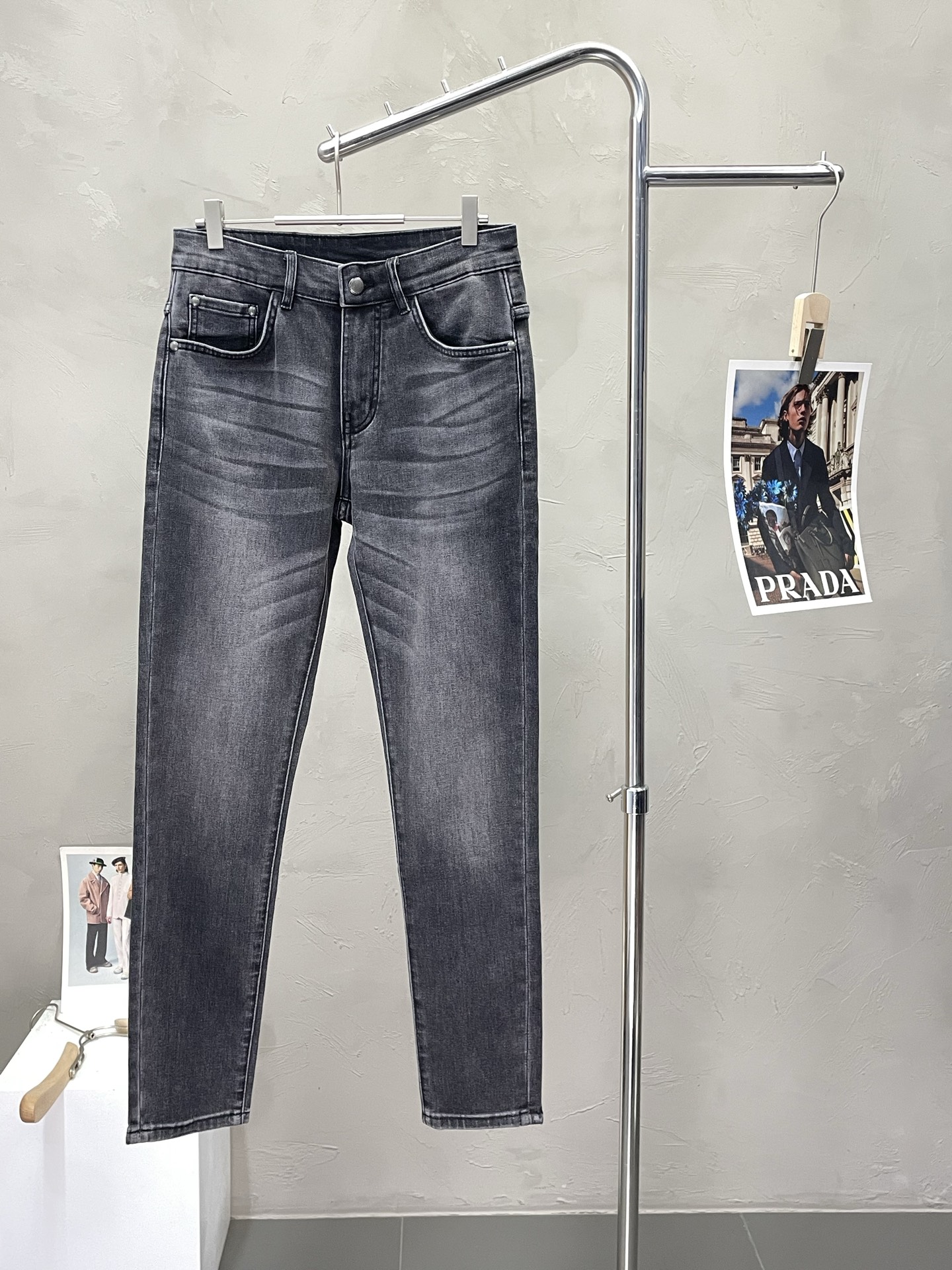 NO:502926,.Botteag Veneta exclusively offers new high-end versions of casual jeans. Customized fabrics for counters are breathable and comfortable, impeccable details, and the brand element design concept reflects high quality. The feel is delicate and soft!  It is casually cut, with a great upper body style!  Count 29-38, bottega veneta, bottega veneta, jeans, alexander wang19860909.Botteag Veneta葆蝶家独家专供新款休闲牛仔裤高端版本 专柜定制面料 透气舒适度高,细节无可挑剔,品牌元素设计理念,体现高品质.手感细腻柔软！呈现休闲裁剪,上身版型超赞！码数29-38,,bottega veneta,bottega veneta,jeans,alexander wang,Men's clothing