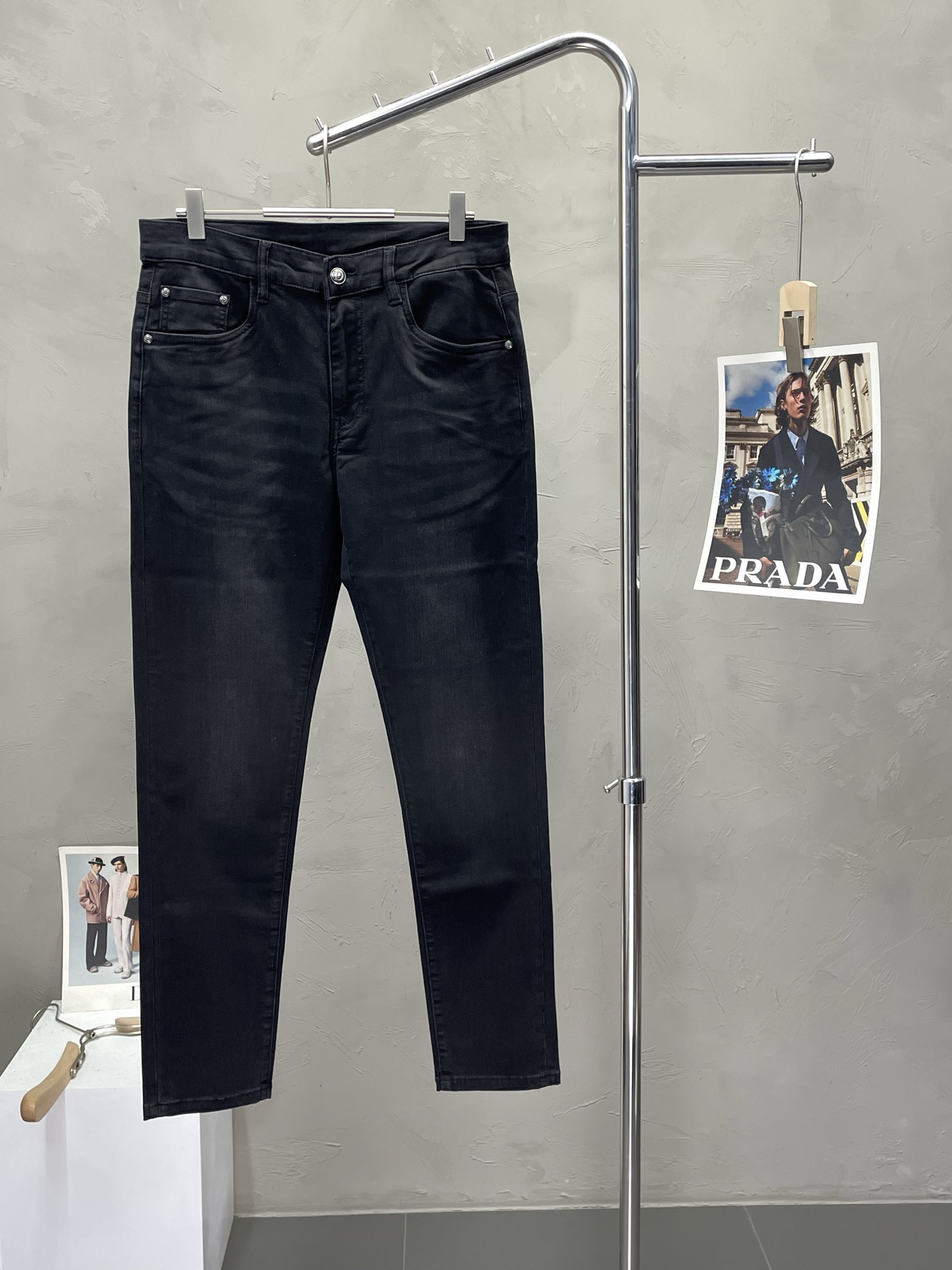 NO:502930,.Dior exclusively offers the new high-end version of casual jeans. Customized fabrics for counters are breathable and comfortable, with impeccable details, and the brand element design concept reflects high quality. The feel is delicate and soft!  It is casually cut, with a great upper body style!  29-38, Dior, Dior, Jeans, Alexander wang19860909.Dior迪奥独家专供新款休闲牛仔裤高端版本 专柜定制面料 透气舒适度高,细节无可挑剔,品牌元素设计理念,体现高品质.手感细腻柔软！呈现休闲裁剪,上身版型超赞！码数29-38,,dior,dior,jeans,alexander wang,Men's clothing