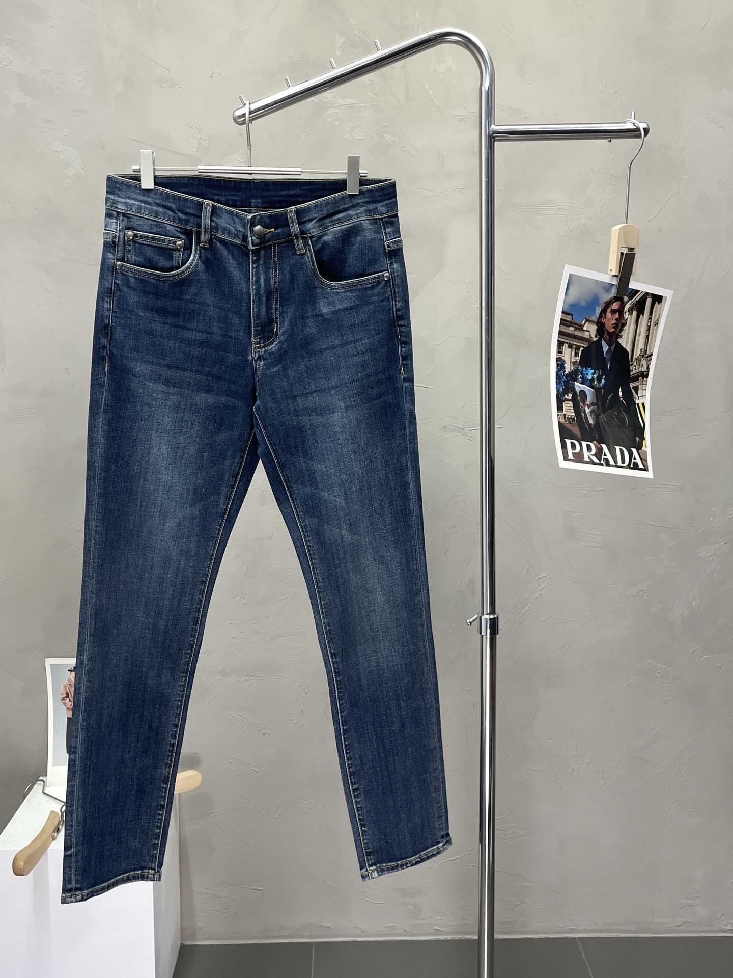 NO:502937,.Botteag Veneta exclusively offers new high-end versions of casual jeans. Customized fabrics for counters are breathable and comfortable, impeccable details, and the brand element design concept reflects high quality. The feel is delicate and soft!  It is casually cut, with a great upper body style!  Count 29-38, bottega veneta, bottega veneta, jeans, alexander wang19860909.Botteag Veneta葆蝶家独家专供新款休闲牛仔裤高端版本 专柜定制面料 透气舒适度高,细节无可挑剔,品牌元素设计理念,体现高品质.手感细腻柔软！呈现休闲裁剪,上身版型超赞！码数29-38,,bottega veneta,bottega veneta,jeans,alexander wang,Men's clothing