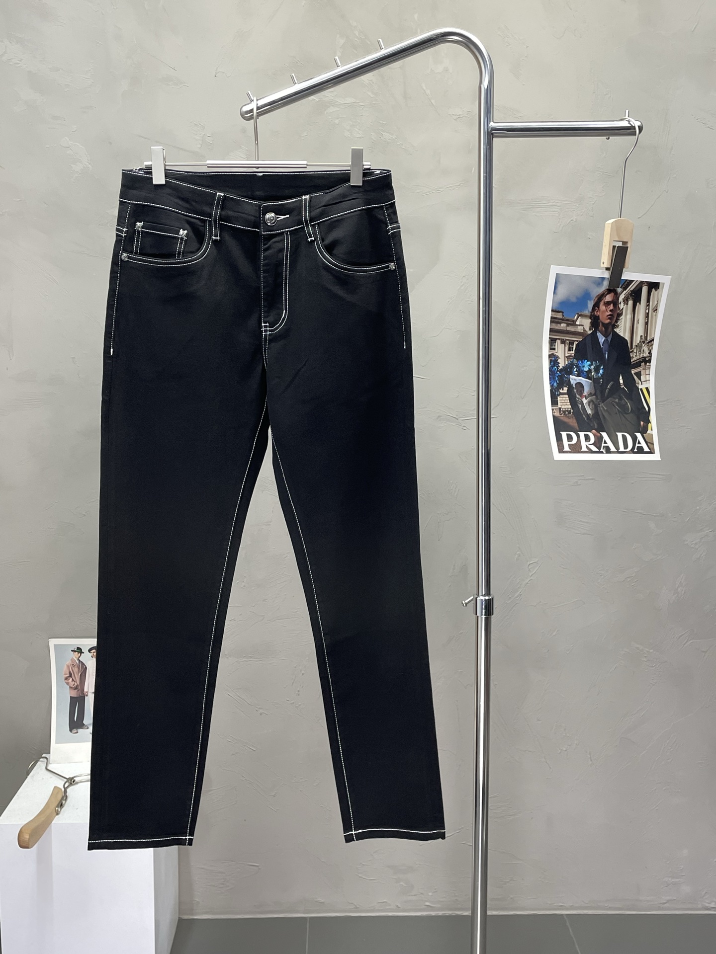 NO:502940,.Dior exclusively offers the new high-end version of casual jeans. Customized fabrics for counters are breathable and comfortable, with impeccable details, and the brand element design concept reflects high quality. The feel is delicate and soft!  It is casually cut, with a great upper body style!  29-38, Dior, Dior, Jeans, Alexander wang19860909.Dior迪奥独家专供新款休闲牛仔裤高端版本 专柜定制面料 透气舒适度高,细节无可挑剔,品牌元素设计理念,体现高品质.手感细腻柔软！呈现休闲裁剪,上身版型超赞！码数29-38,,dior,dior,jeans,alexander wang,Men's clothing