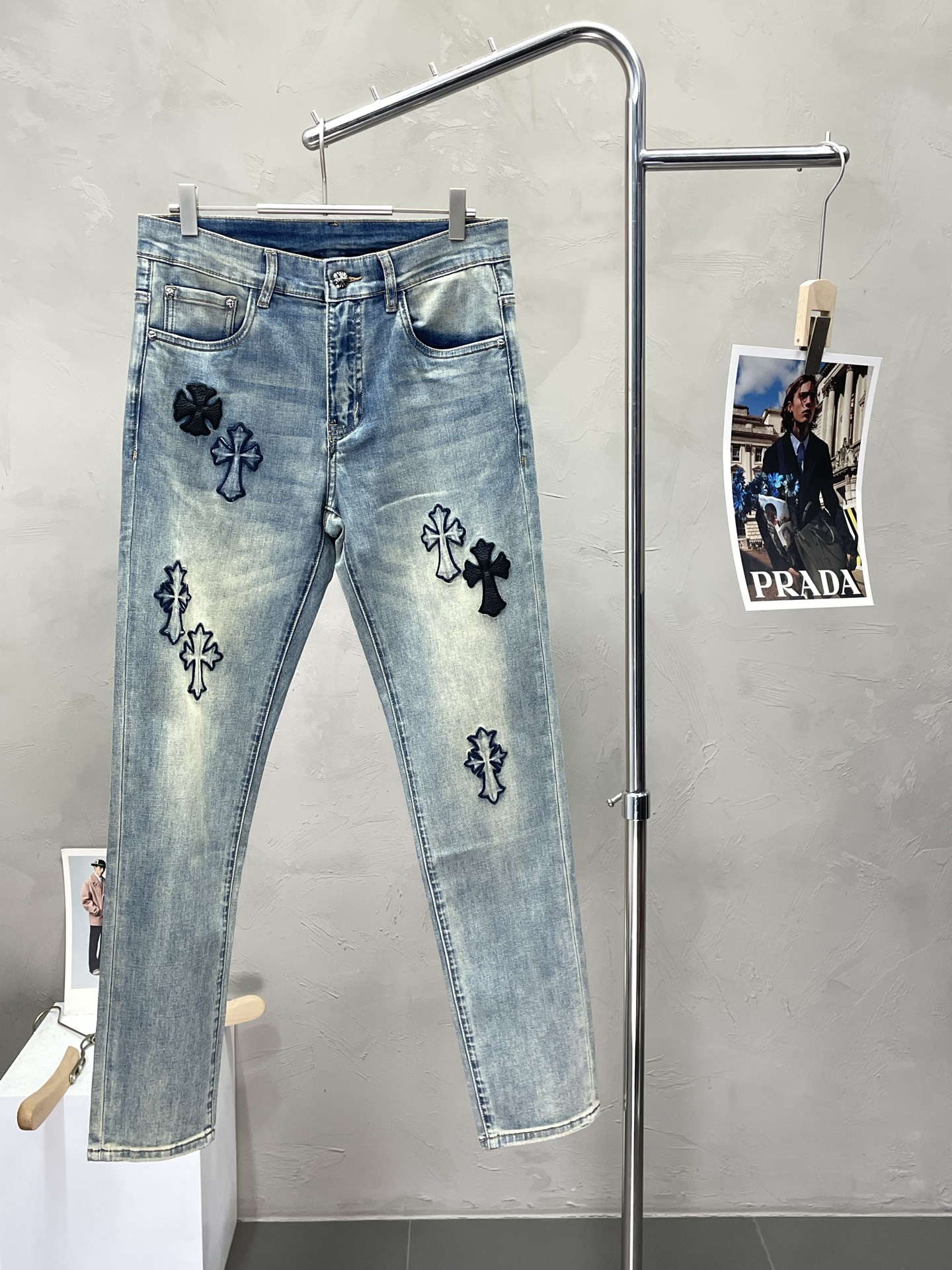 NO:502945,.Chrome Hearts exclusively offers the new high-end version of casual jeans. Customized counter fabrics are breathable and comfortable, impeccable details, and the brand element design concept reflects high quality. The feel is delicate and soft!  It is casually cut, with a great upper body style!  Number of codes 29-38, Chrome hearts, Chrome hearts, jeans, alexander wang19860909.Chrome Hearts克罗心独家专供新款休闲牛仔裤高端版本 专柜定制面料 透气舒适度高,细节无可挑剔,品牌元素设计理念,体现高品质.手感细腻柔软！呈现休闲裁剪,上身版型超赞！码数29-38,,chrome hearts,chrome hearts,jeans,alexander wang,Men's clothing