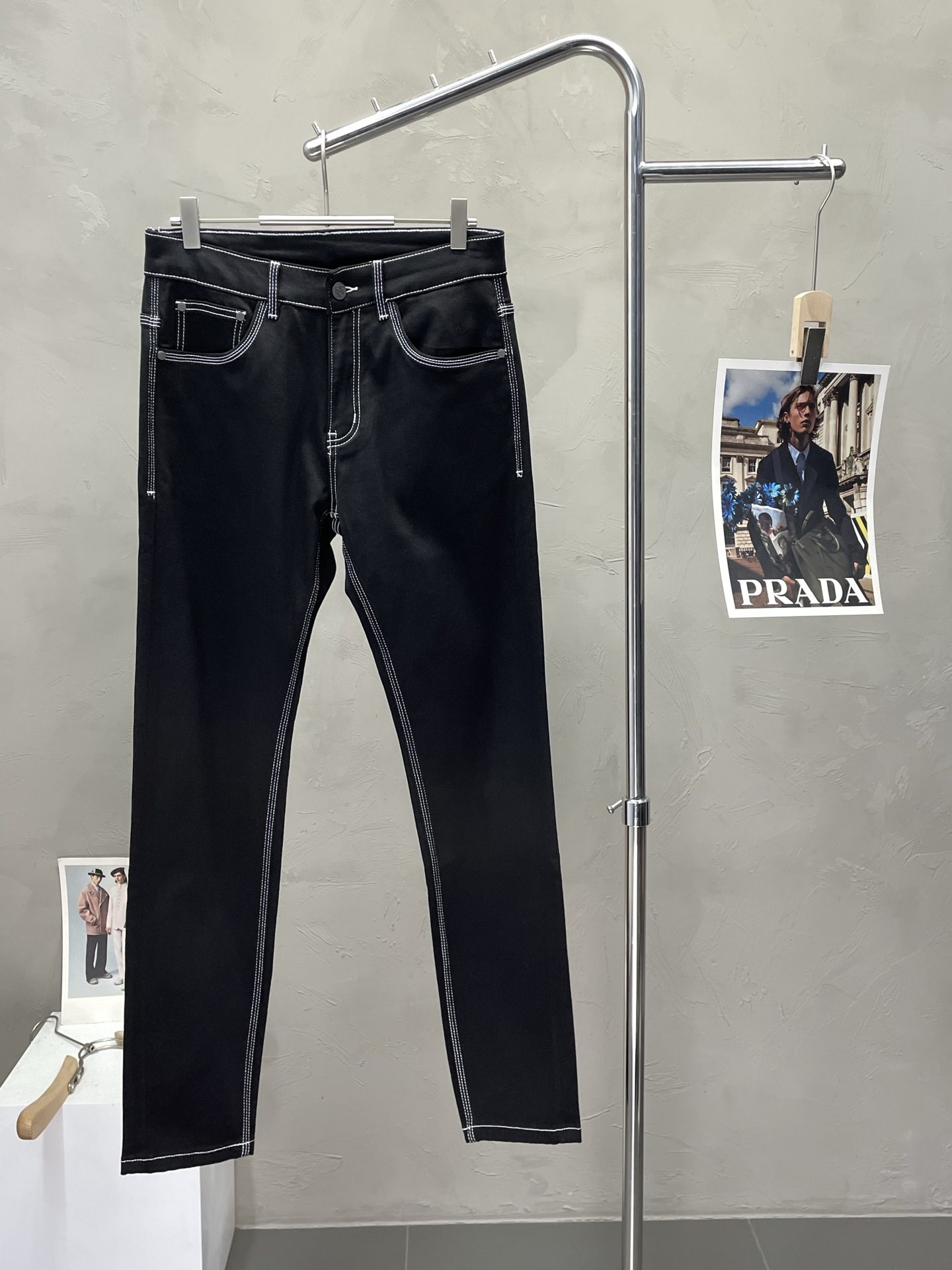 NO:502951,.LOEWE exclusively offers the new high-end version of casual jeans. Customized counter fabrics are breathable and comfortable, impeccable details, and the brand element design concept reflects high quality. The feel is delicate and soft!  It is casually cut, with a great upper body style!  Count 29-38, loewe, loewe, jeans, alexander wang19860909.LOEWE罗意威独家专供新款休闲牛仔裤高端版本 专柜定制面料 透气舒适度高,细节无可挑剔,品牌元素设计理念,体现高品质.手感细腻柔软！呈现休闲裁剪,上身版型超赞！码数29-38,,loewe,loewe,jeans,alexander wang,Men's clothing