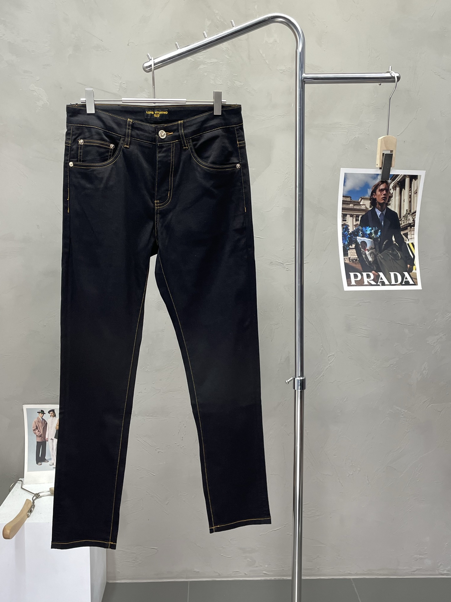 NO:502956,.Louis Vuitton exclusively offers the new high-end version of casual jeans. Customized counter fabrics are breathable and comfortable, impeccable details, and the brand element design concept reflects high quality. The feel is delicate and soft!  It is casually cut, with a great upper body style!  29-38, louis vuitton,louis vuitton,jeans,alexander wang19860909.Louis Vuitton路易威登独家专供新款休闲牛仔裤高端版本 专柜定制面料 透气舒适度高,细节无可挑剔,品牌元素设计理念,体现高品质.手感细腻柔软！呈现休闲裁剪,上身版型超赞！码数29-38,,louis vuitton,louis vuitton,jeans,alexander wang,Men's clothing