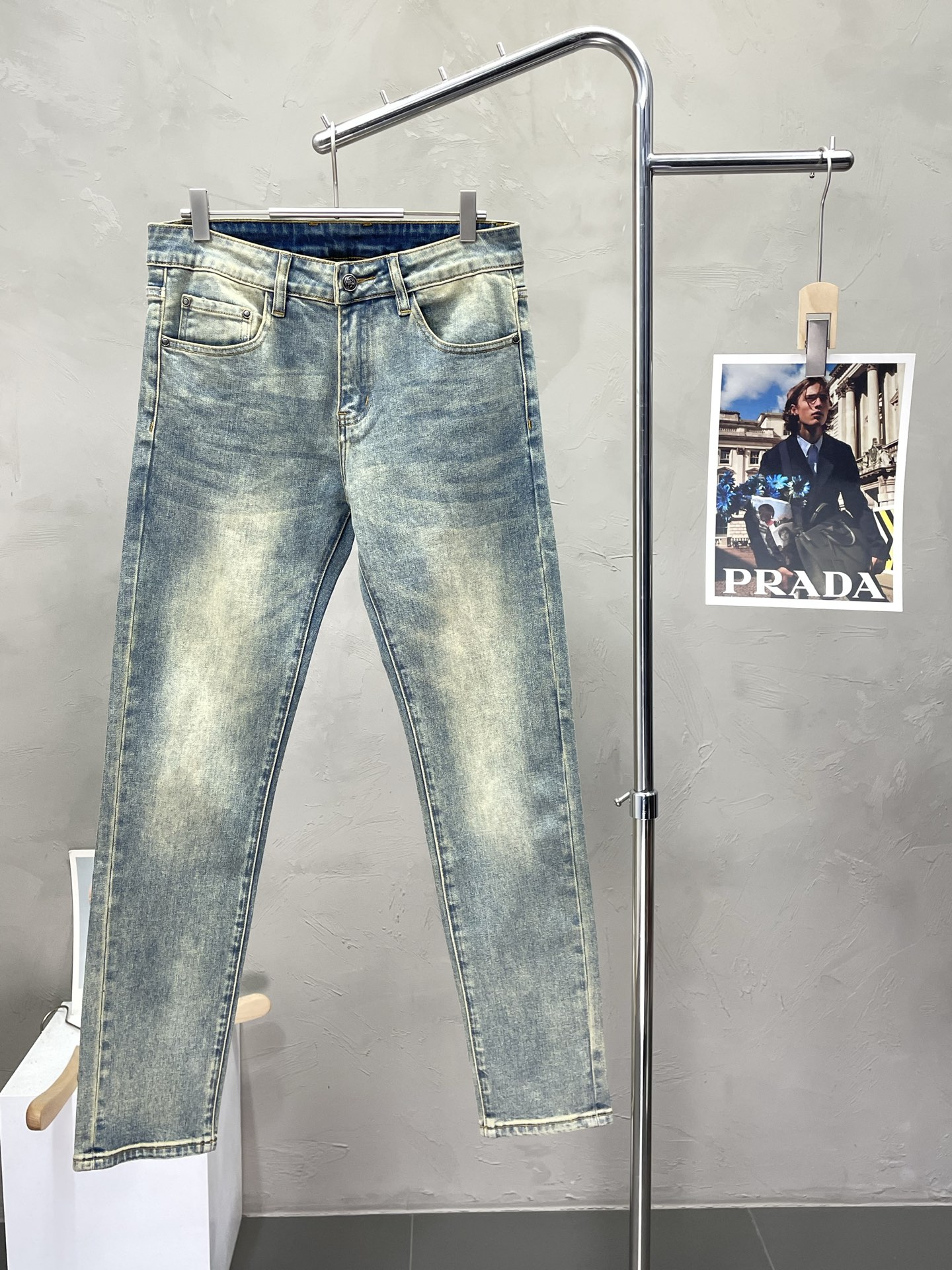 NO:507562,.Prada exclusively offers new high-end versions of casual jeans. Customized fabrics for counters are breathable and comfortable, impeccable details, and the brand element design concept reflects high quality. The feel is delicate and soft!  It is casually cut, with a great upper body style!  Number of codes 28-38, prada, prada, jeans, alexander wang19860909.Prada普拉达独家专供新款休闲牛仔裤高端版本 专柜定制面料 透气舒适度高,细节无可挑剔,品牌元素设计理念,体现高品质.手感细腻柔软！呈现休闲裁剪,上身版型超赞！码数28-38,,prada,prada,jeans,alexander wang,Men's clothing