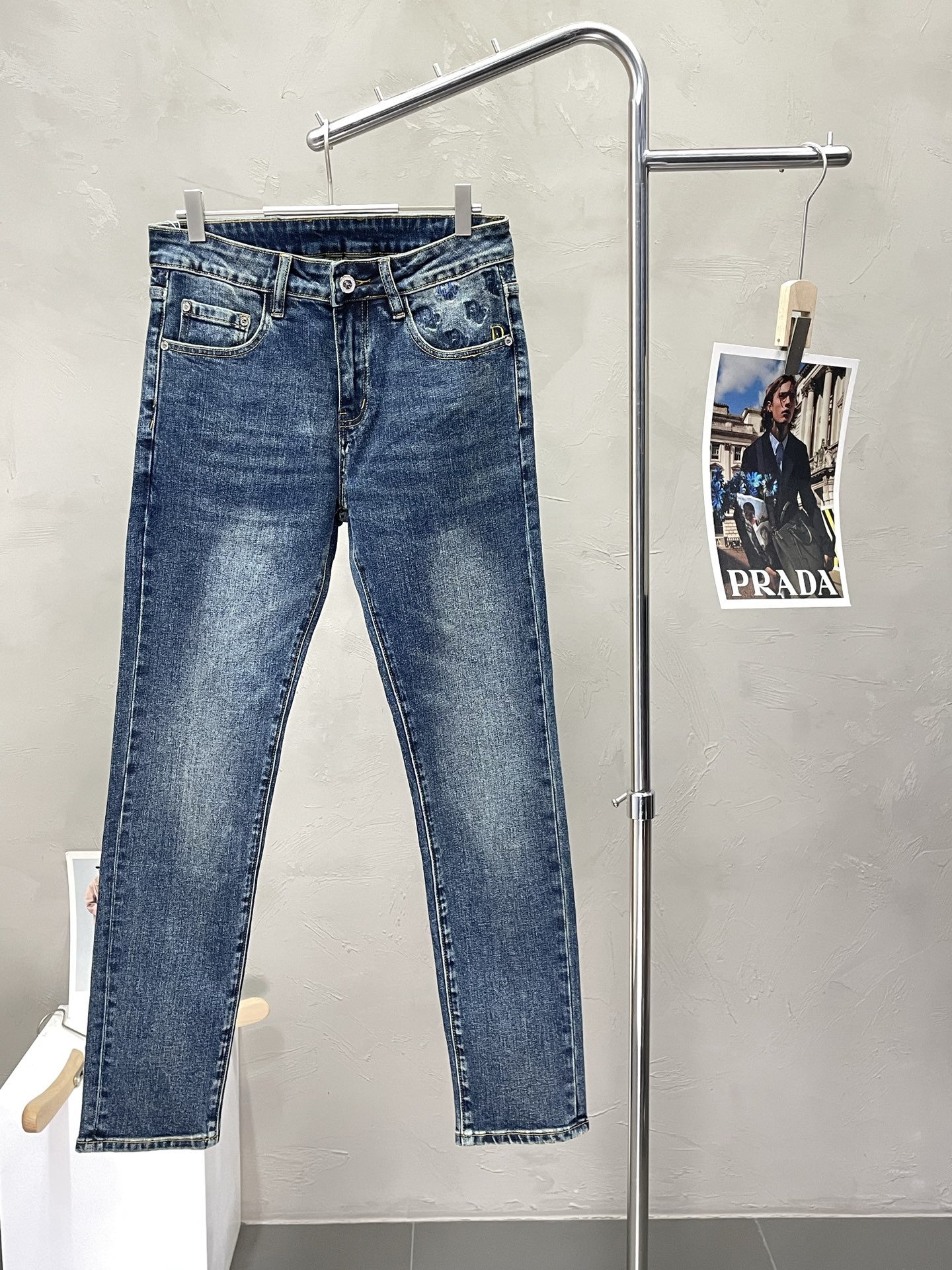 NO:507557,.Dior exclusively offers the new high-end version of casual jeans. Customized fabrics for counters are breathable and comfortable, with impeccable details, and the brand element design concept reflects high quality. The feel is delicate and soft!  It is casually cut, with a great upper body style!  Count 28-38, dior, dior, jeans, alexander wang19860909.Dior迪奥独家专供新款休闲牛仔裤高端版本 专柜定制面料 透气舒适度高,细节无可挑剔,品牌元素设计理念,体现高品质.手感细腻柔软！呈现休闲裁剪,上身版型超赞！码数28-38,,dior,dior,jeans,alexander wang,Men's clothing