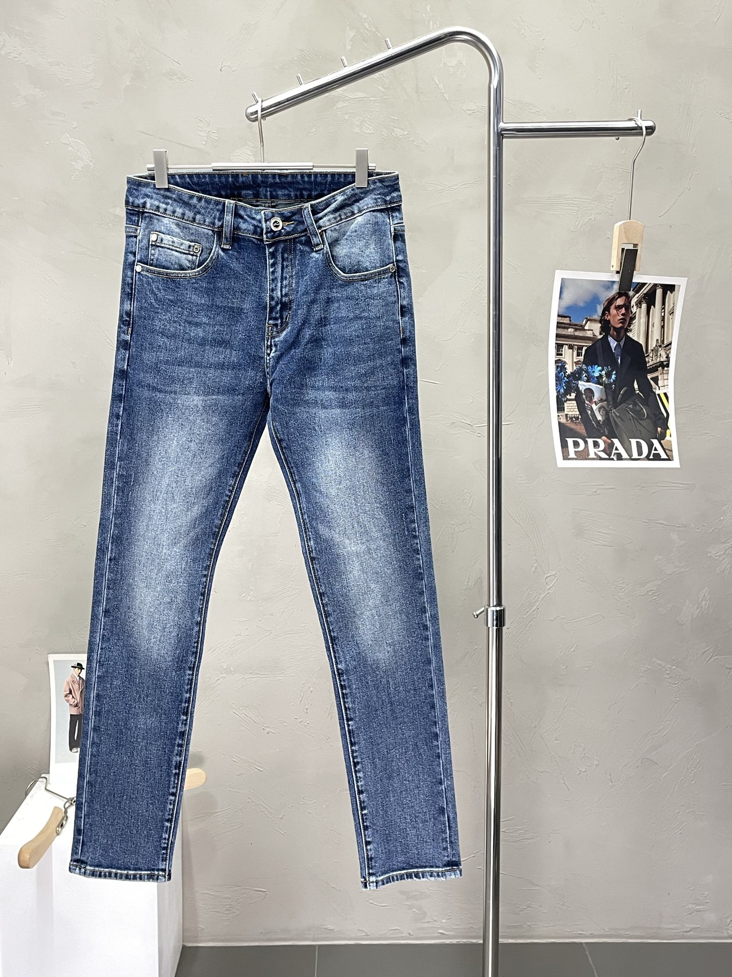 NO:488253,.Dior exclusively offers the new high-end version of casual jeans. Customized fabrics for counters are breathable and comfortable, with impeccable details, and the brand element design concept reflects high quality. The feel is delicate and soft!  It is casually cut, with a great upper body style!  Count 28-38, dior, dior, jeans, alexander wang19860909.Dior迪奥独家专供新款休闲牛仔裤高端版本 专柜定制面料 透气舒适度高,细节无可挑剔,品牌元素设计理念,体现高品质.手感细腻柔软！呈现休闲裁剪,上身版型超赞！码数28-38,,dior,dior,jeans,alexander wang,Men's clothing