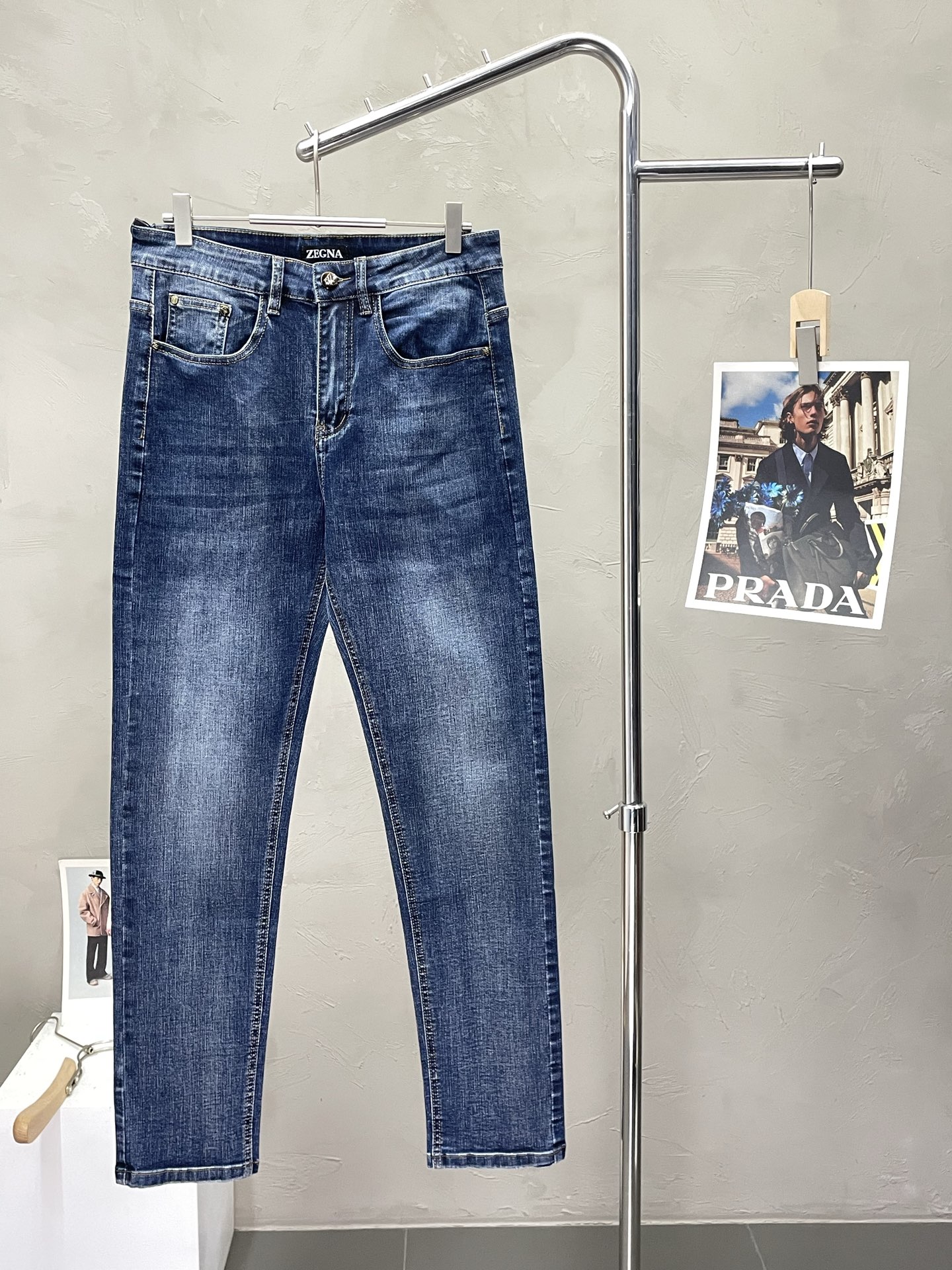 NO:490781,.ZEGNA exclusively offers the new high-end version of casual jeans. Customized fabrics for counters, breathable and comfortable, impeccable details, brand elements design concept, reflecting high quality. The feel is delicate and soft!  It is casually cut, with a great upper body style!  29-40 yards, zegna, jeans, alexander wang19860909.ZEGNA杰尼亚独家专供新款休闲牛仔裤高端版本 专柜定制面料 透气舒适度高,细节无可挑剔,品牌元素设计理念,体现高品质.手感细腻柔软！呈现休闲裁剪,上身版型超赞！码数29-40,,zegna,jeans,alexander wang,Men's clothing